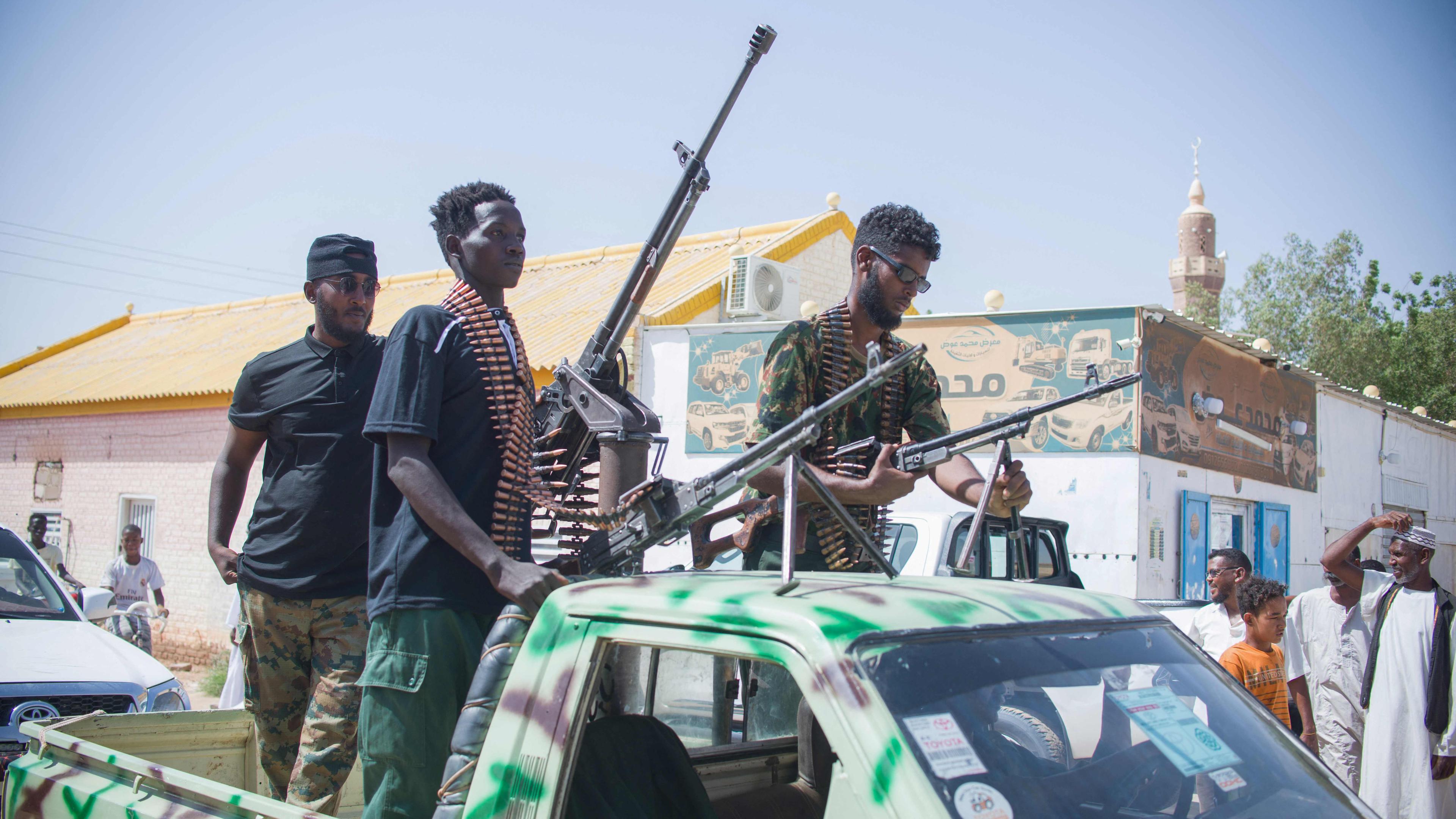 Mitglieder der Sudanesischen Streitkräfte unter Abdel Fattah Burhan bei einer Parade in der Stadt Karima im Mai.
