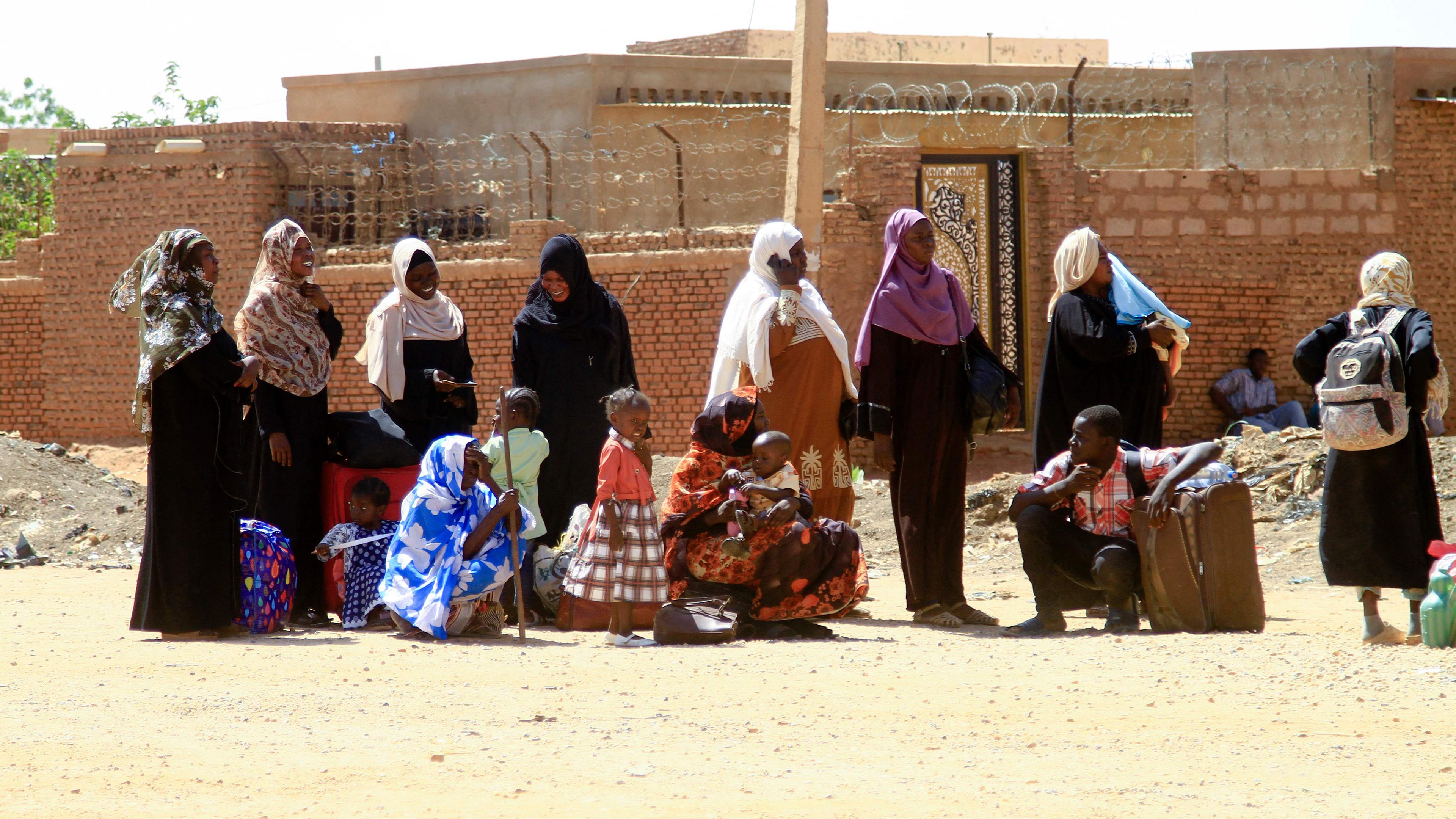 Flüchtlinge mit ihren Habseligkeiten entlang einer Straße im südlichen Teil von Khartum, Sudan