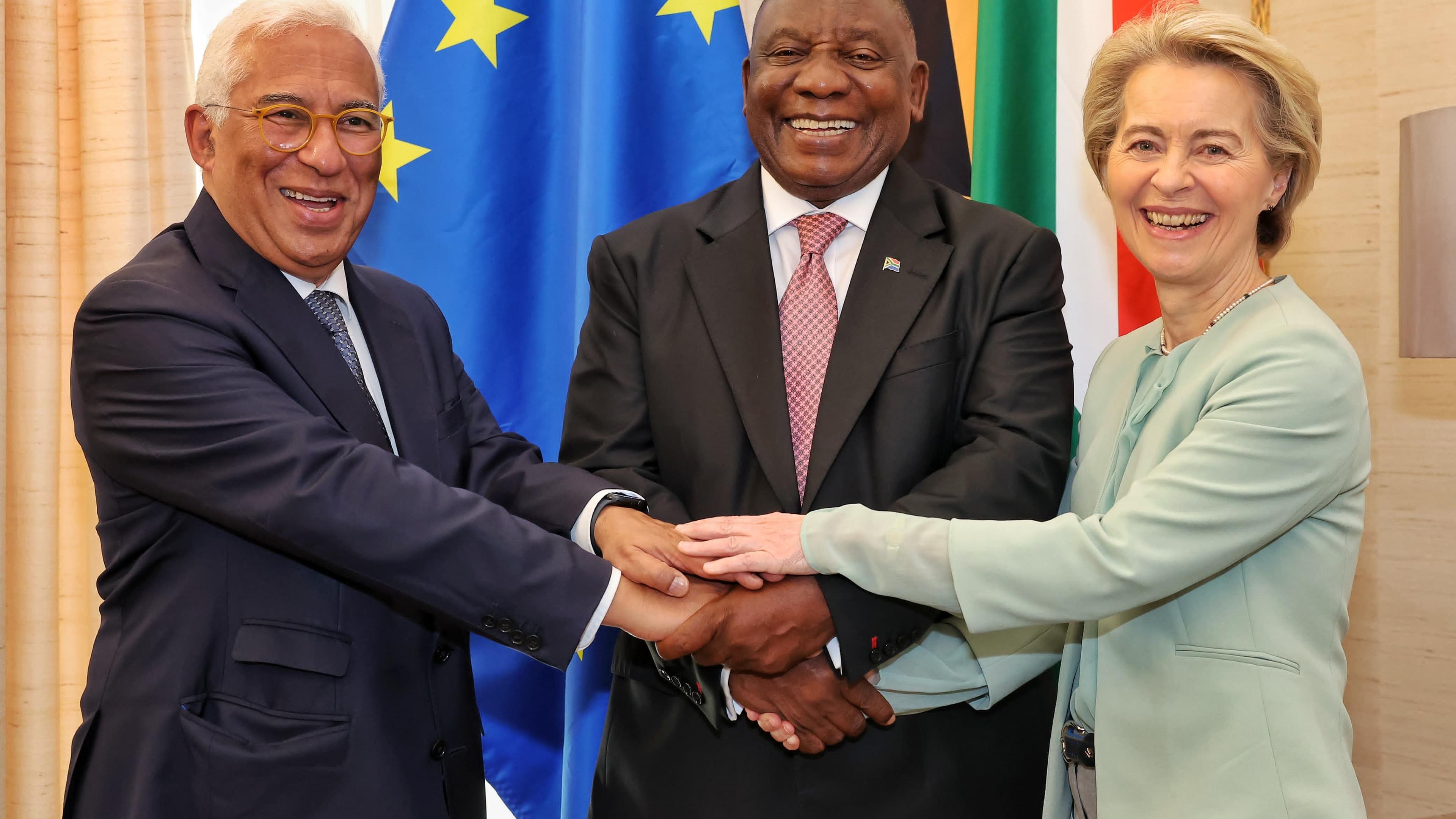 Antonio Costa, Cyril Ramaphosa und Ursula von der Leyen schütteln sich lächelnd die Hände