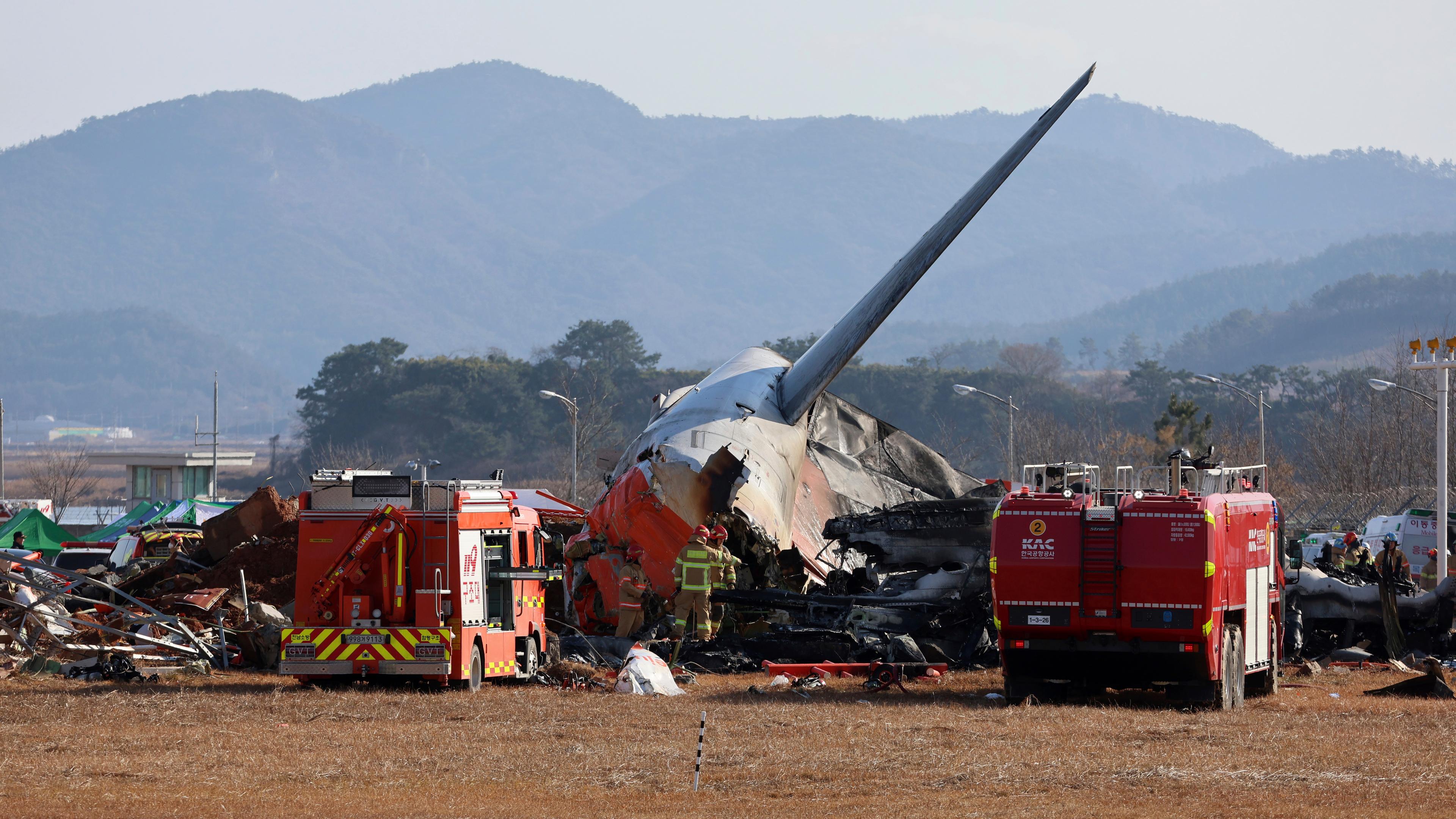 Feuerwehrleute und Rettungskräfte arbeiten am internationalen Flughafen von Muan in Südkorea