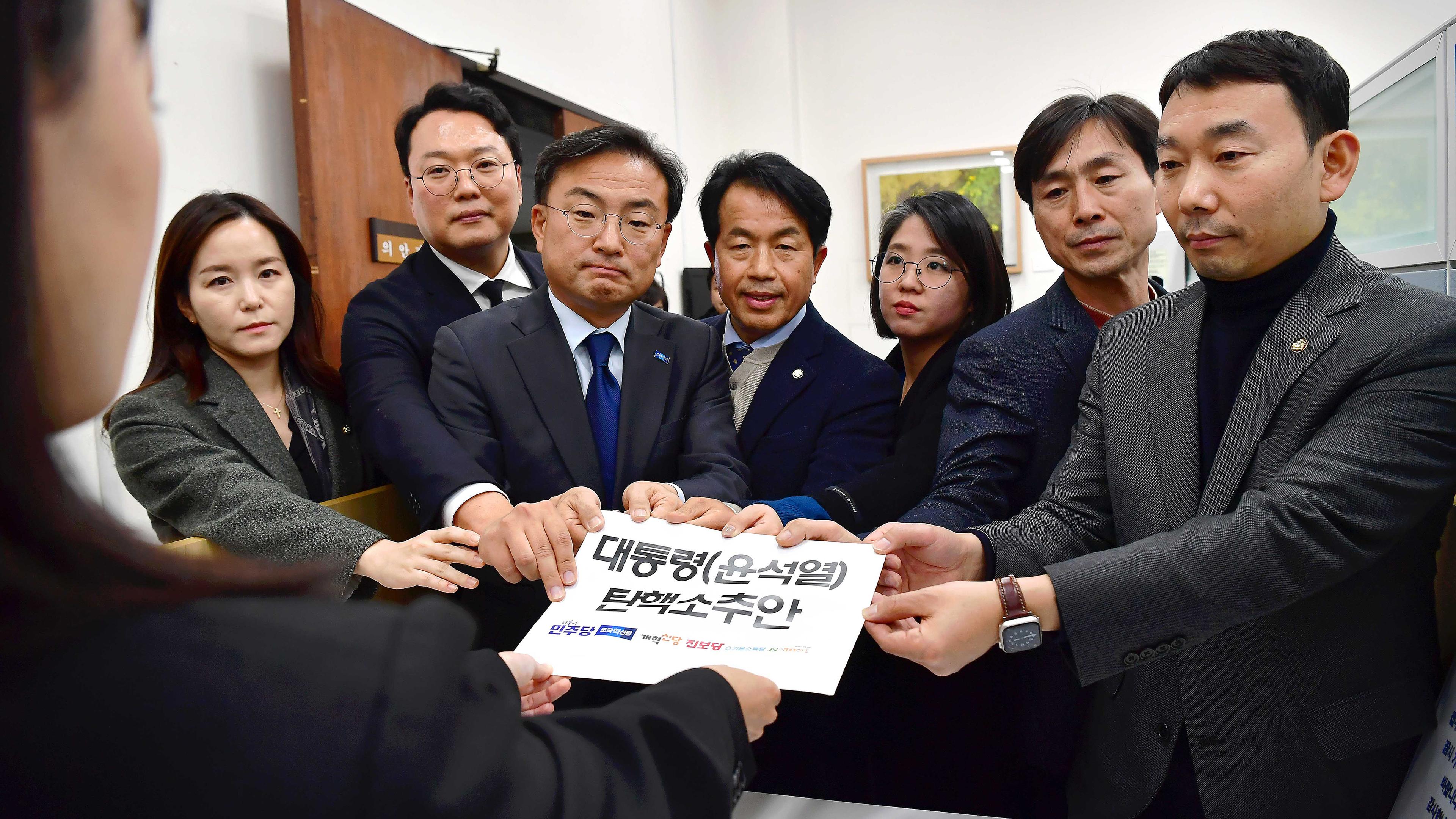 Abgeordnete der Oppositionsparteien legen einen Gesetzentwurf zur Amtsenthebung von Präsident Yoon Suk Yeol vor, aufgenommen am 04.12.2024 in Seoul (Südkorea)