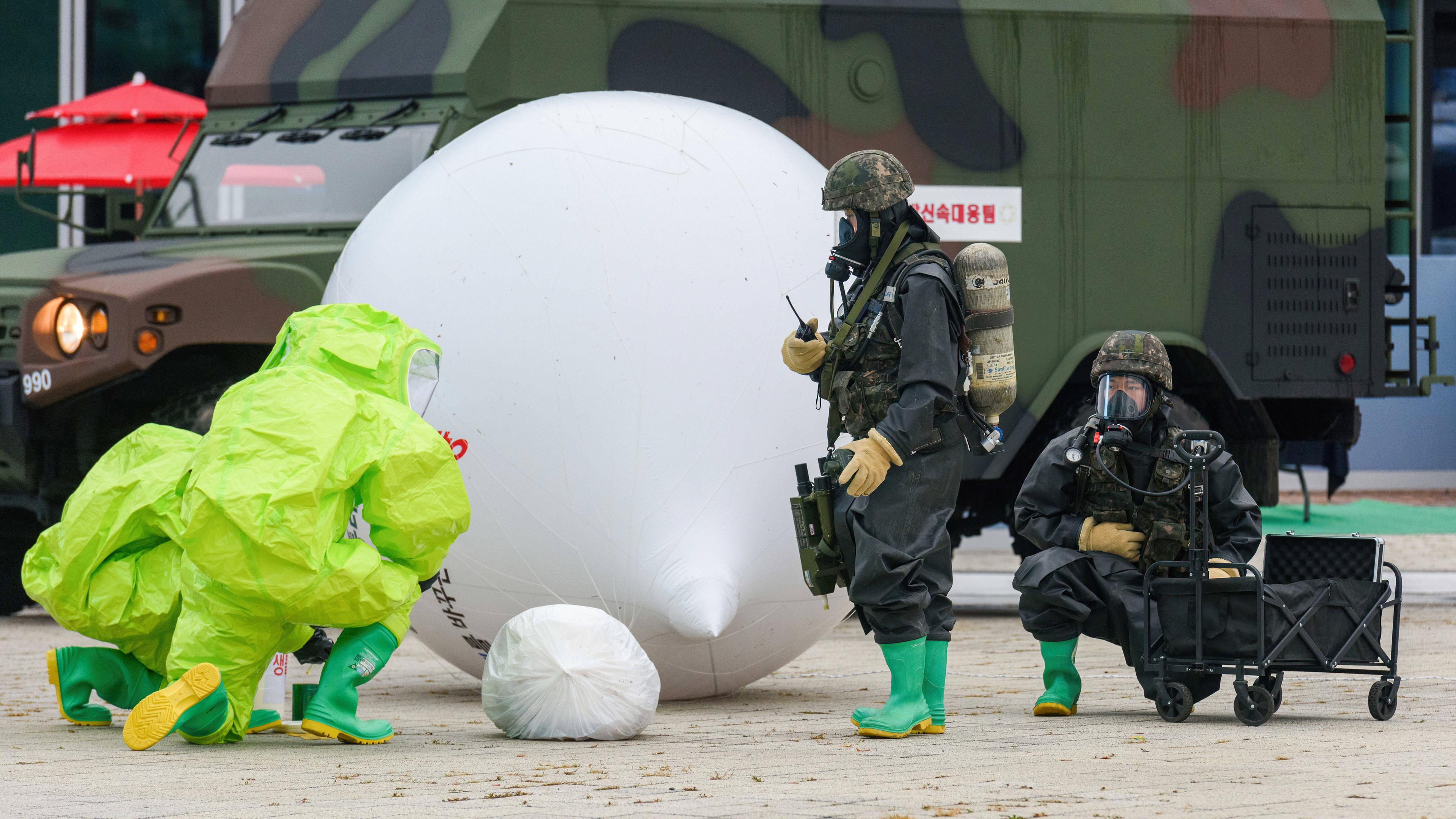 Südkorea, Goyang: Mitglieder des CBRN-Schnellreaktionsteams der südkoreanischen Armee nehmen an einer Müllballon-Reaktionsübung teil