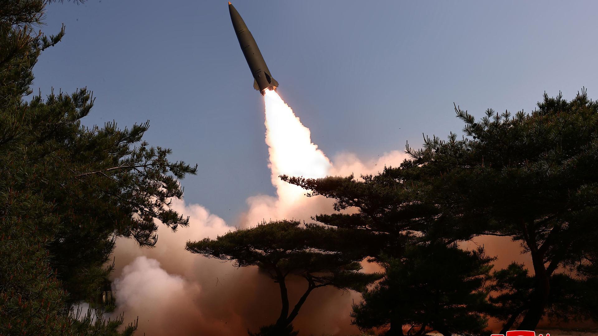Testabschuss einer taktischen ballistischen Rakete an einem nicht genannten Ort in Nordkorea.