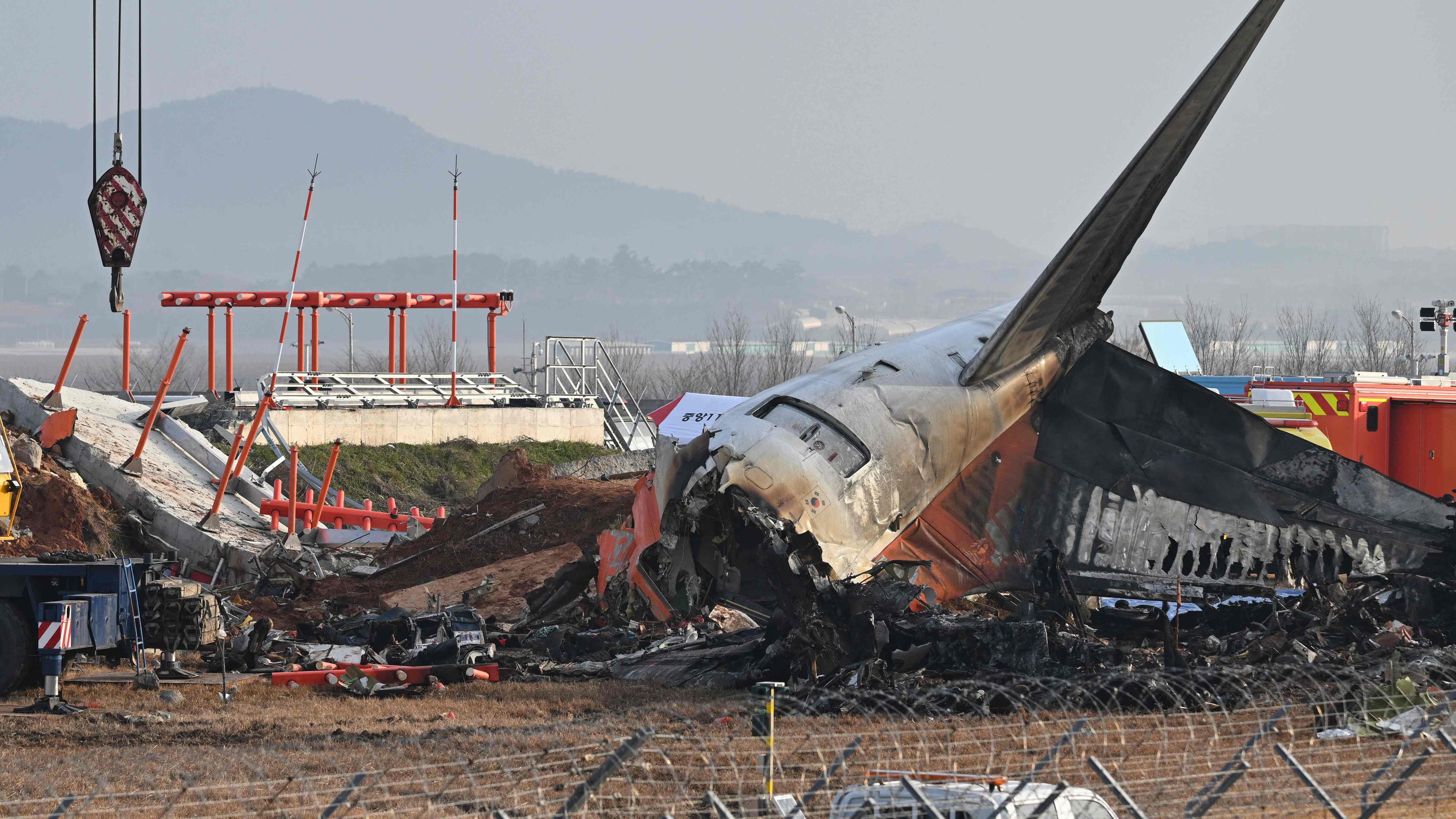 Südkorea, Muan: Trümmer der Boeing 737-800 Jeju Air Maschine am Muan International Airport