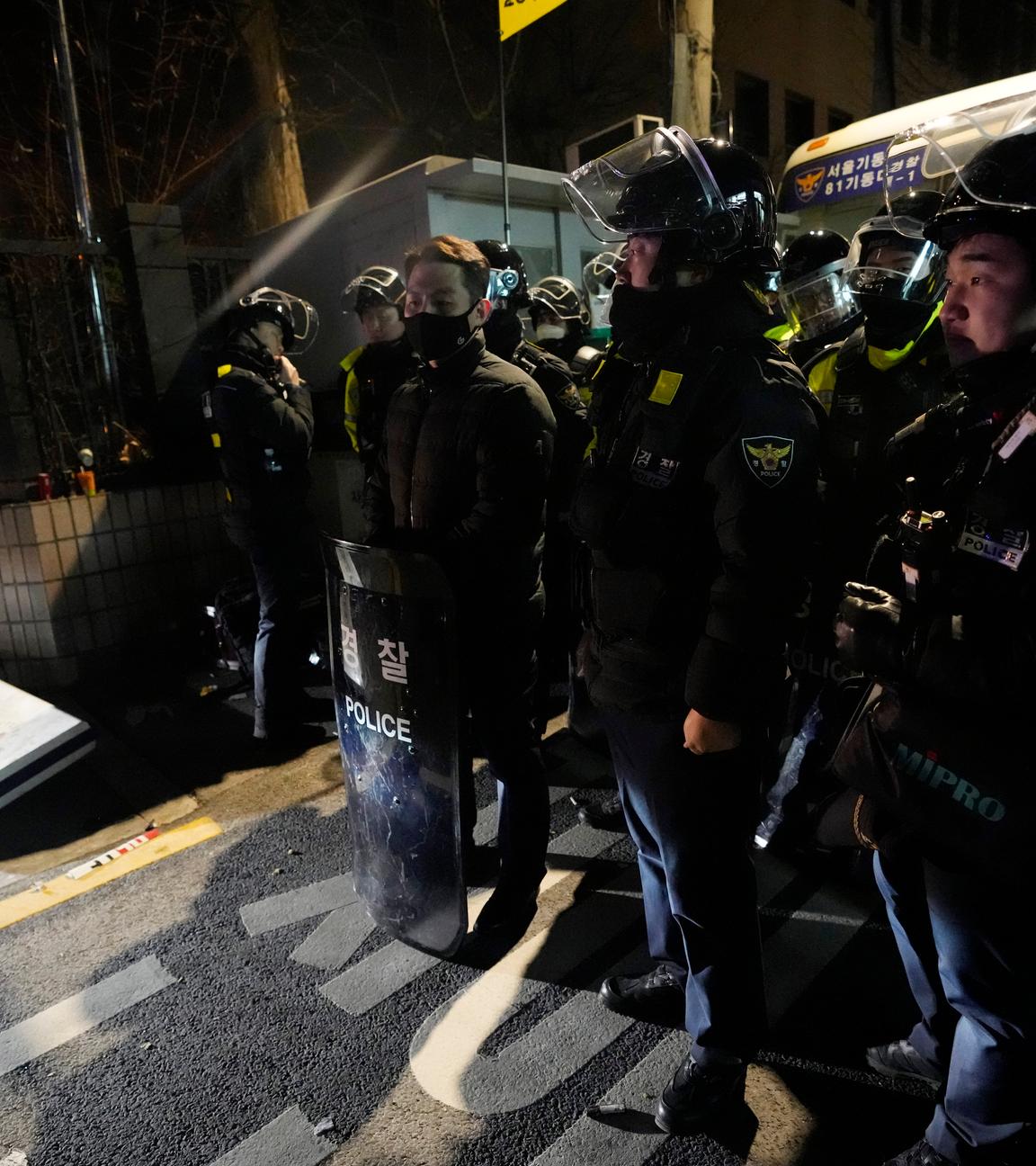 Polizeibeamte stehen vor einem Bezirksgericht in der südkoreanischen Hauptstadt Seoul, das zuvor von Demonstranten gestürmt worden war.