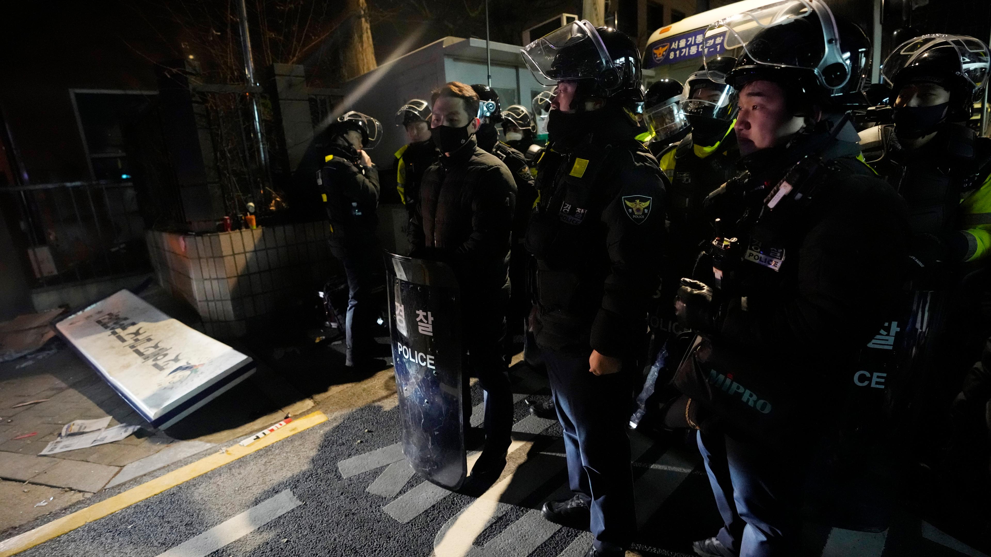 Polizeibeamte stehen vor einem Bezirksgericht in der südkoreanischen Hauptstadt Seoul, das zuvor von Demonstranten gestürmt worden war.