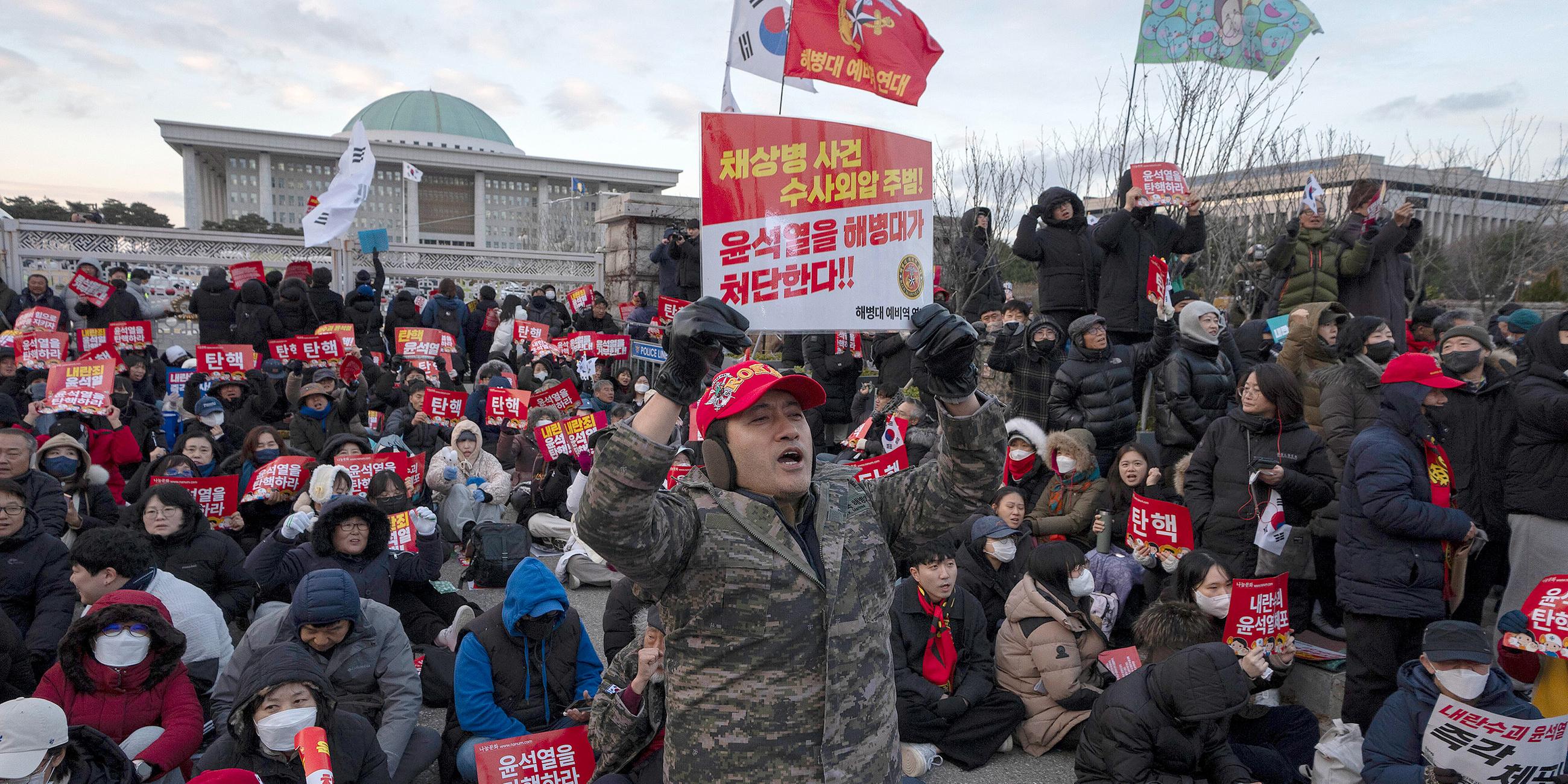 Demonstranten vor dem Parlament in Seoul, Südkorea