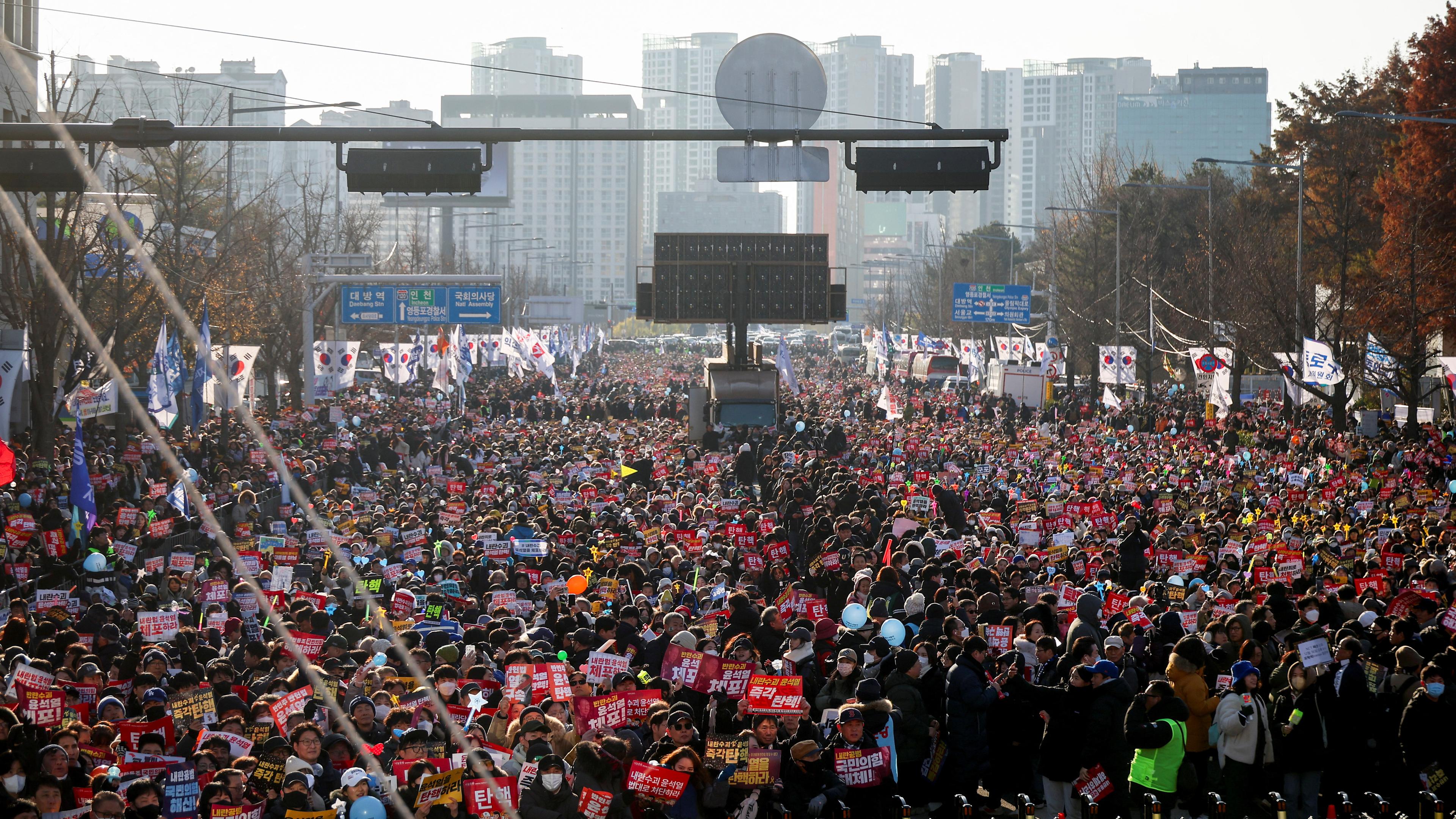 Menschen in Südkorea demonstrieren für die Amtsenthebung des Präsidenten Yoon.