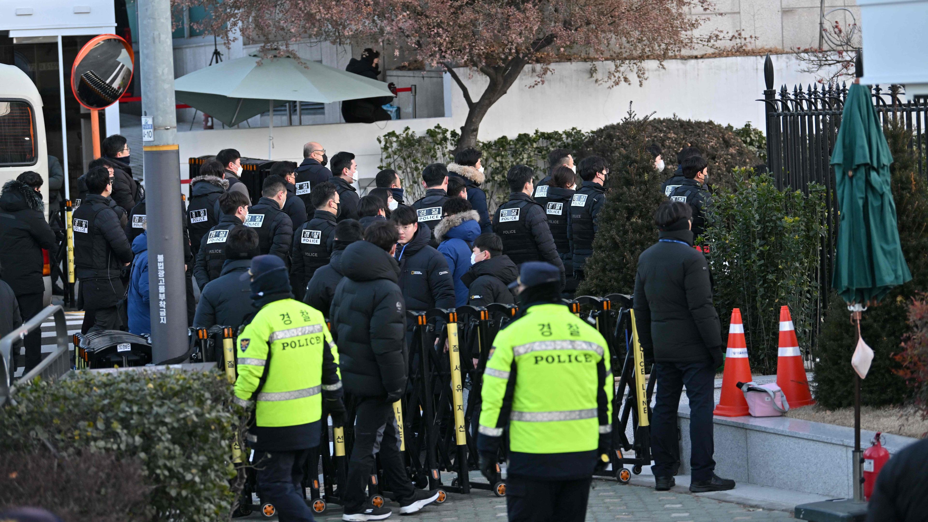 Polizei und Antikorruptionsermittler treffen in der Residenz des angeklagten südkoreanischen Präsidenten Yoon Suk Yeol ein.