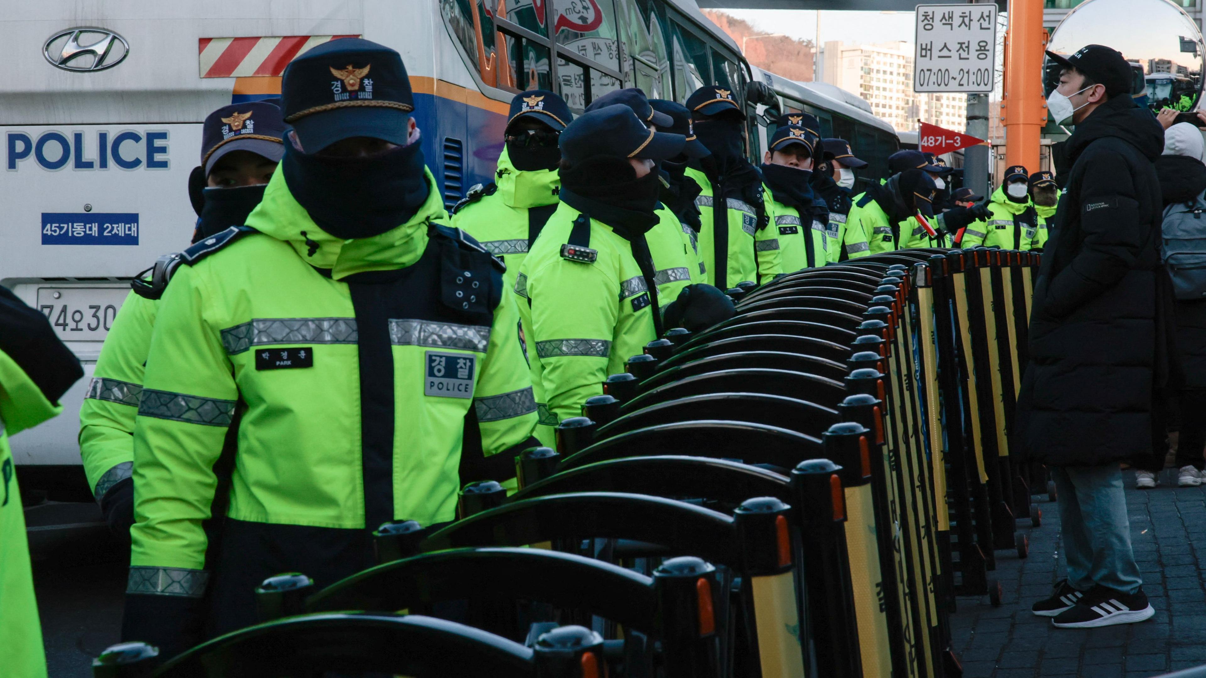 Polizeibeamte patrouillieren in der Nähe der Residenz des angeklagten südkoreanischen Präsidenten Yoon Suk Yeol in Seoul.