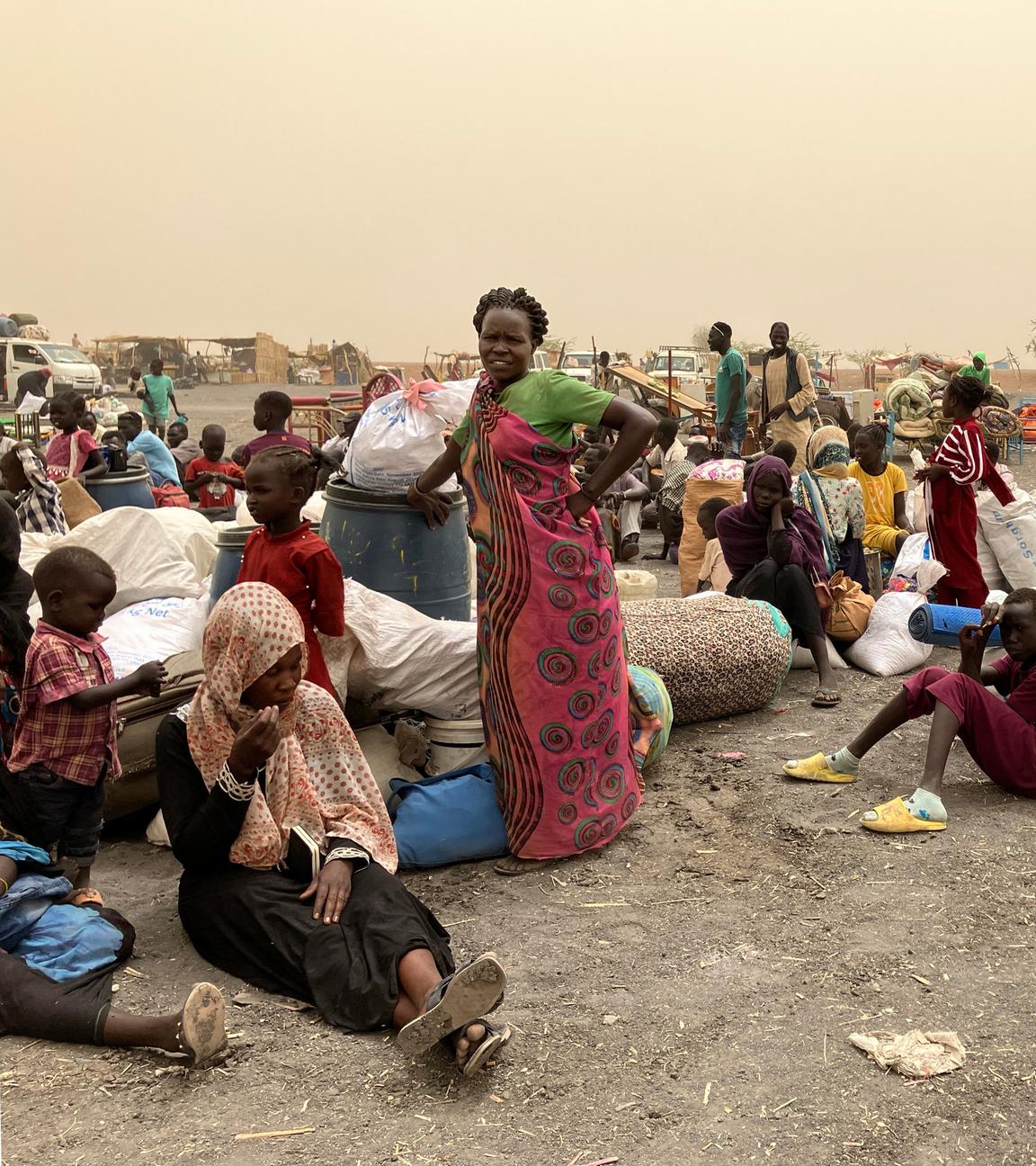  Flüchtlinge aus dem Sudan warten nach der Überquerung der Grenze in den Südsudan auf einen Transport in das Transitlager der grenznahen Stadt Renk.