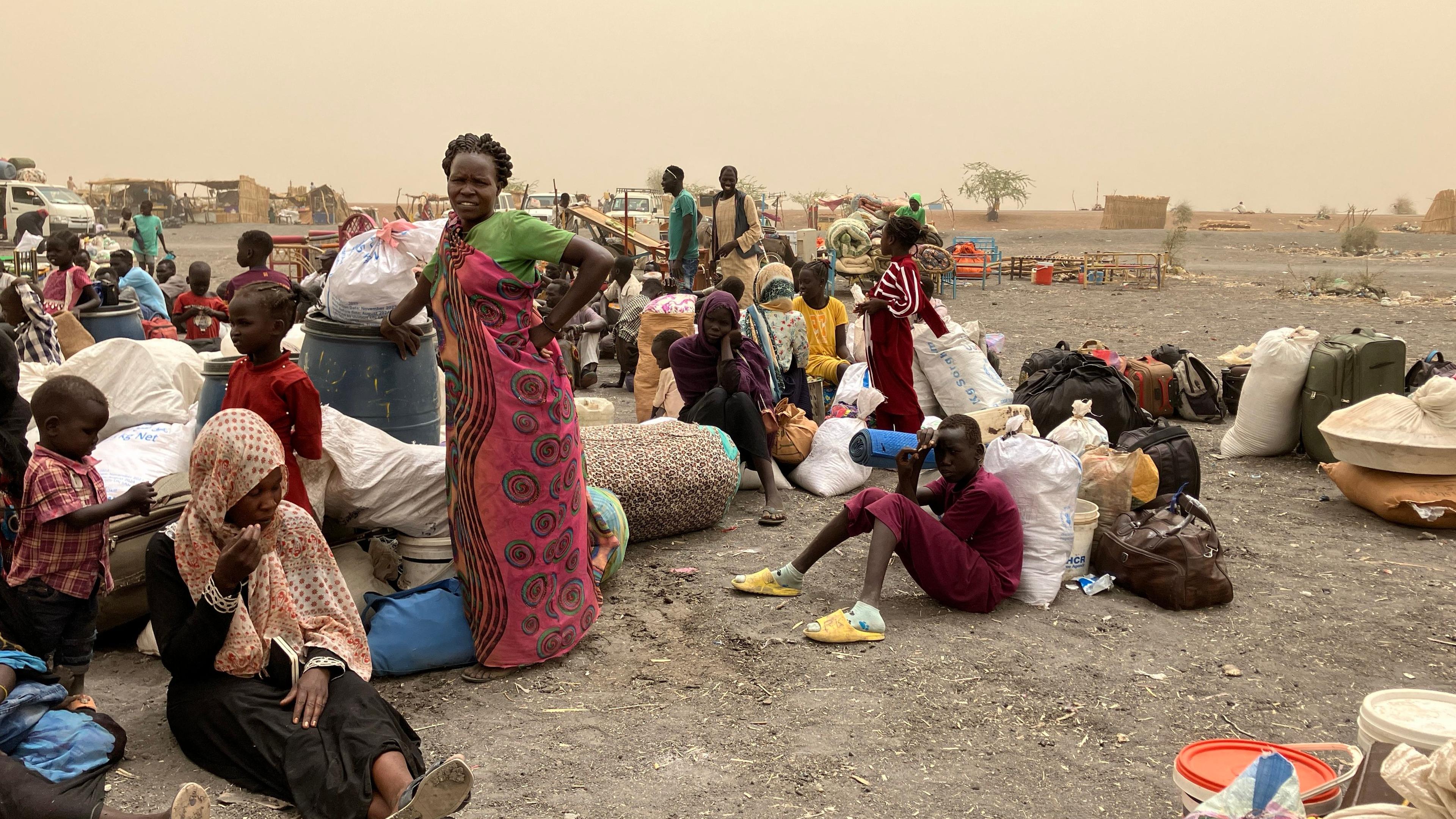  Flüchtlinge aus dem Sudan warten nach der Überquerung der Grenze in den Südsudan auf einen Transport in das Transitlager der grenznahen Stadt Renk.