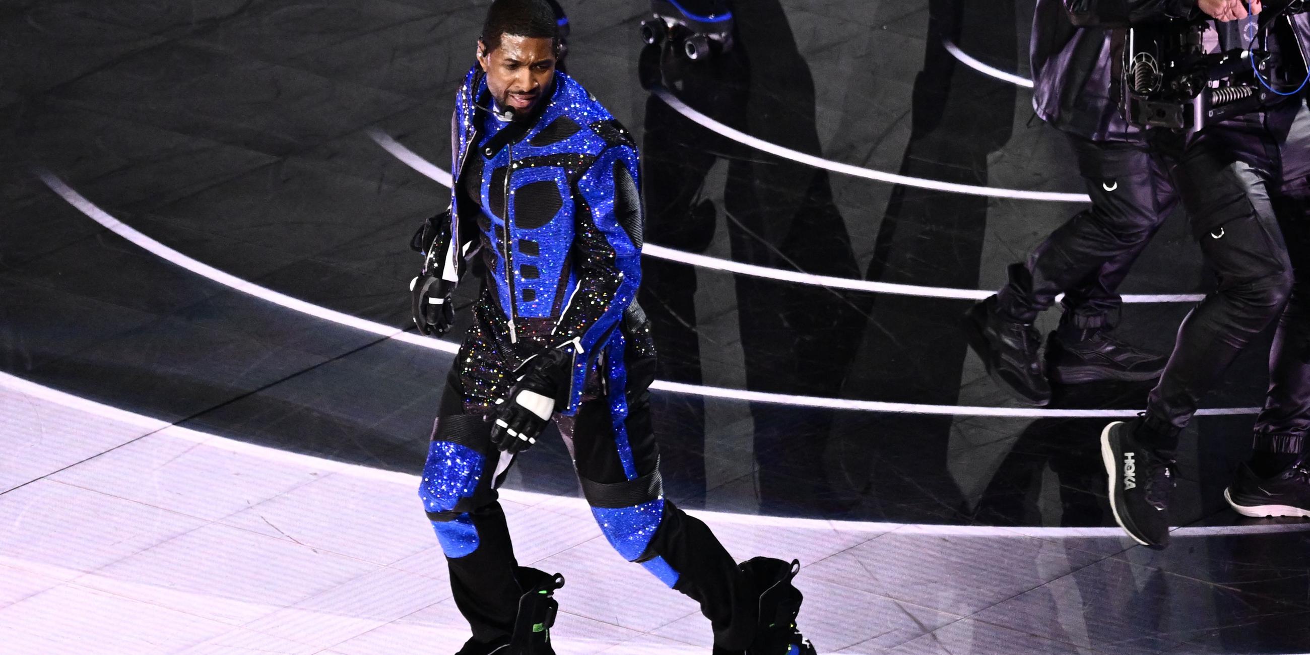 Der US-amerikanische Singer-Songwriter Usher tritt während der Apple Music-Halbzeitshow des Super Bowl LVIII zwischen den Kansas City Chiefs und den San Francisco 49ers im Allegiant Stadium in Las Vegas, Nevada, am 11. 02. 2024 auf. 