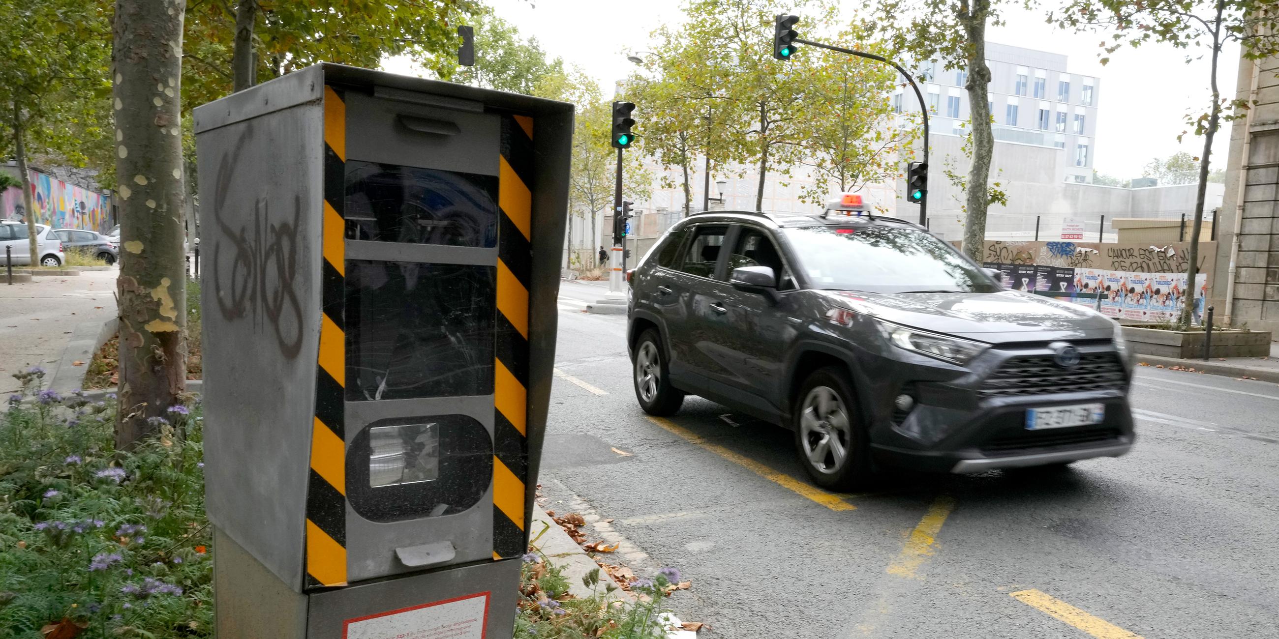 Ein Blitzer steht in einer Straße in Paris, aufgenommen am 30.08.2021