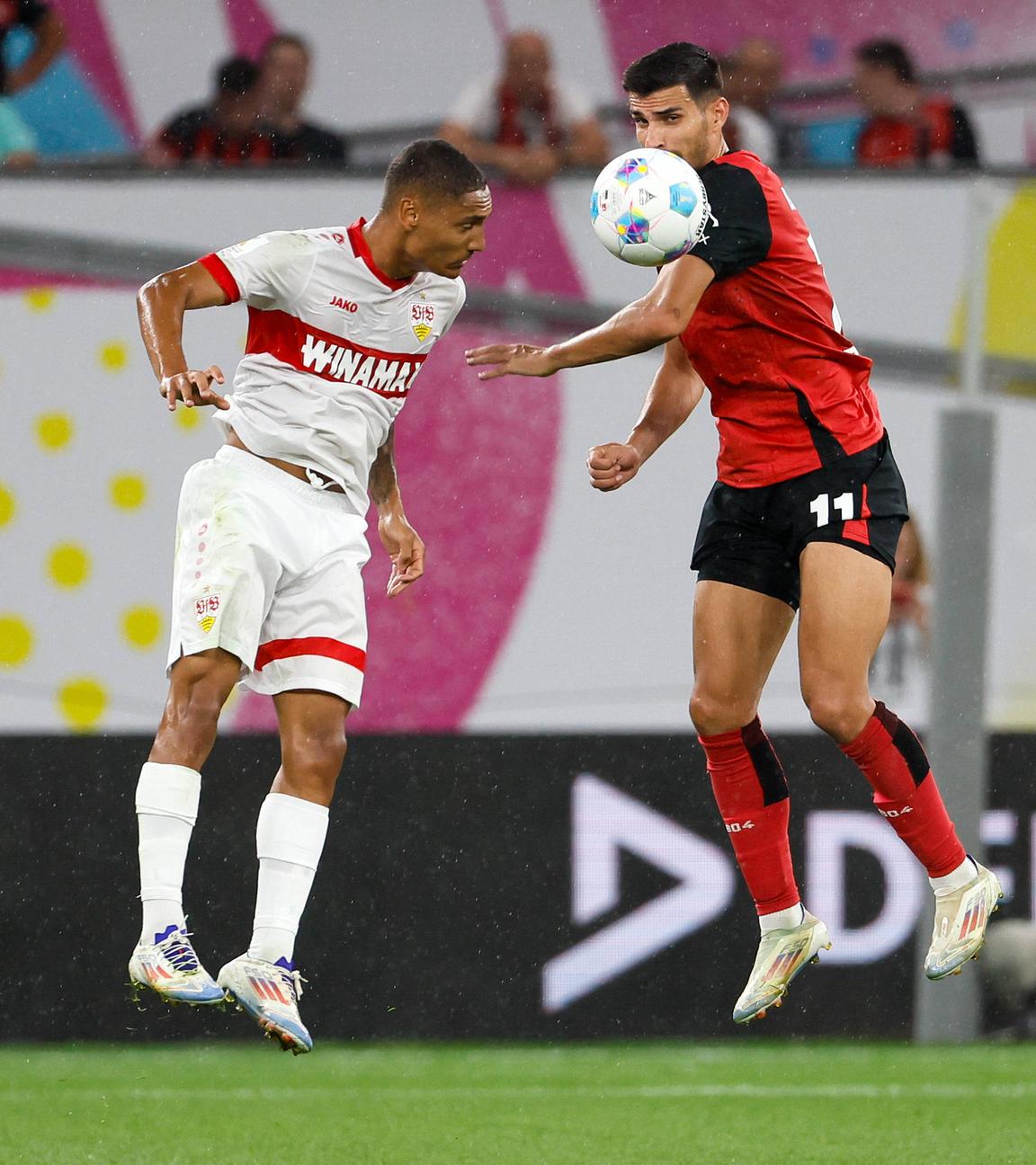 Supercup 2024: Bayer 04 Leverkusen - VfB Stuttgart: Enzo Millot (VfB Stuttgart/links) und Martin Terrier (Bayer 04 Leverkusen) im Zweikampf