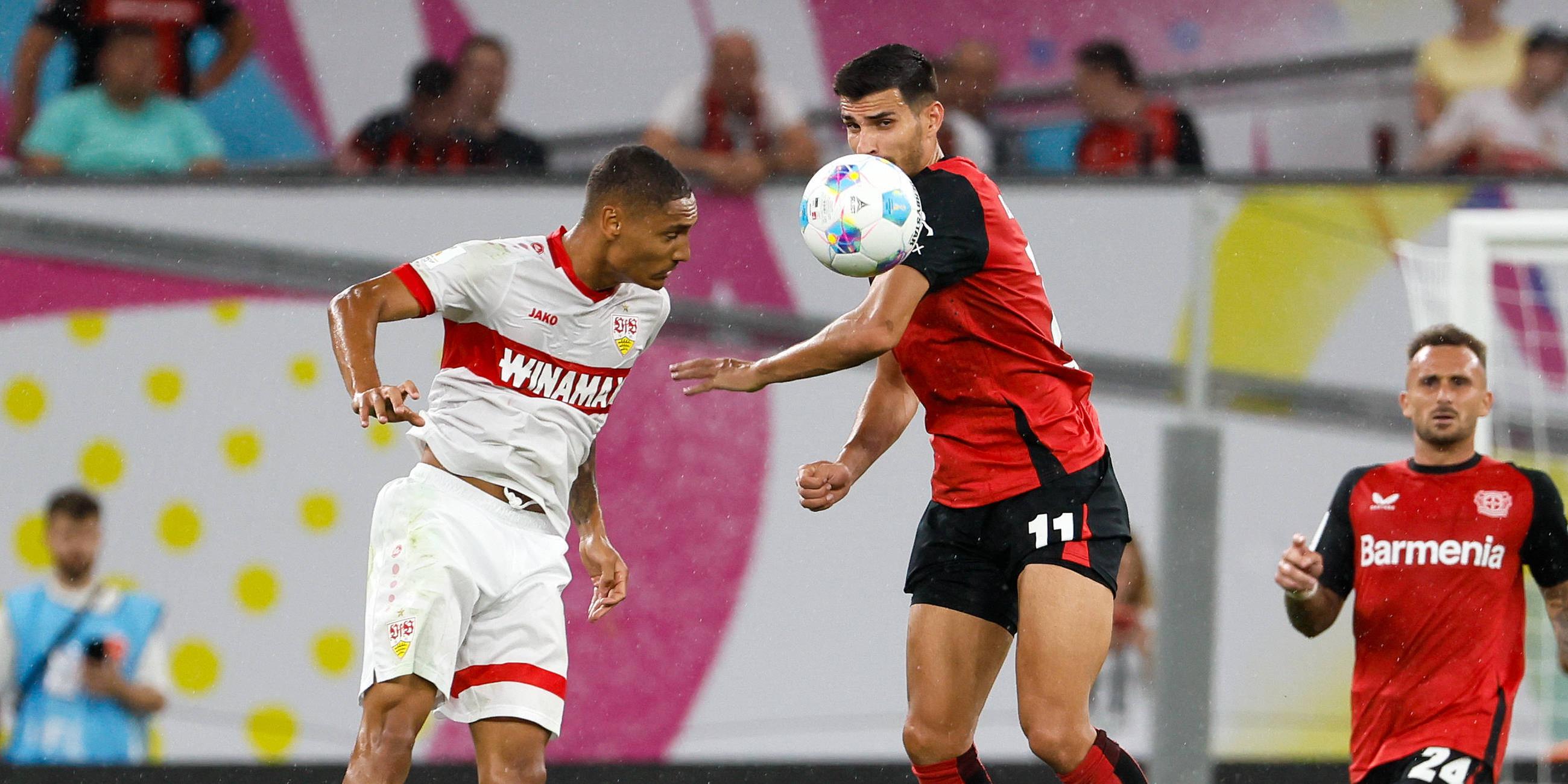 Supercup 2024: Bayer 04 Leverkusen - VfB Stuttgart: Enzo Millot (VfB Stuttgart/links) und Martin Terrier (Bayer 04 Leverkusen) im Zweikampf