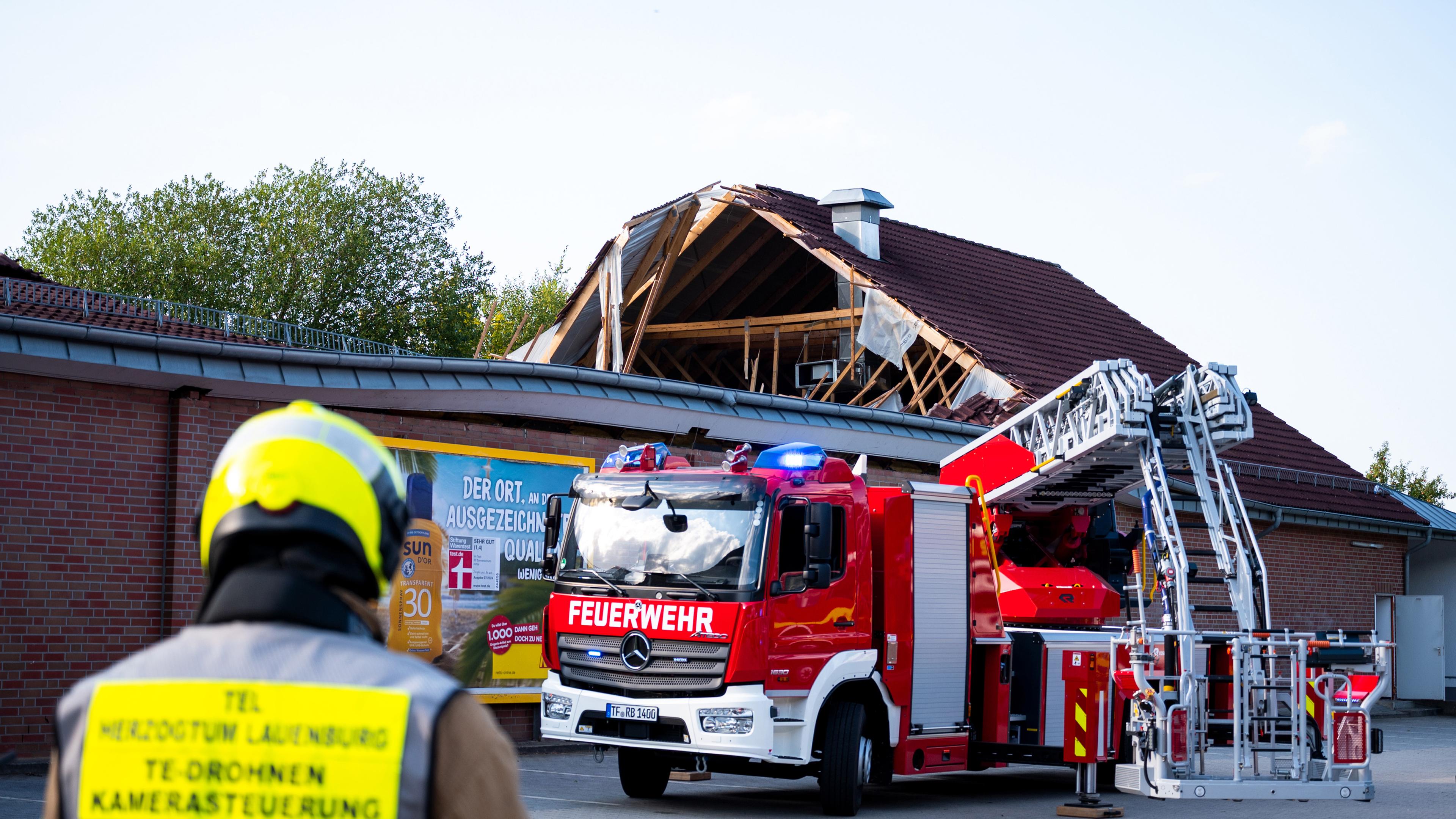 Schleswig-Holstein, Ratzeburg: Einsatzkräfte der Feuerwehr sind bei einem eingestürzten Dach eines Supermarktes im Einsatz.