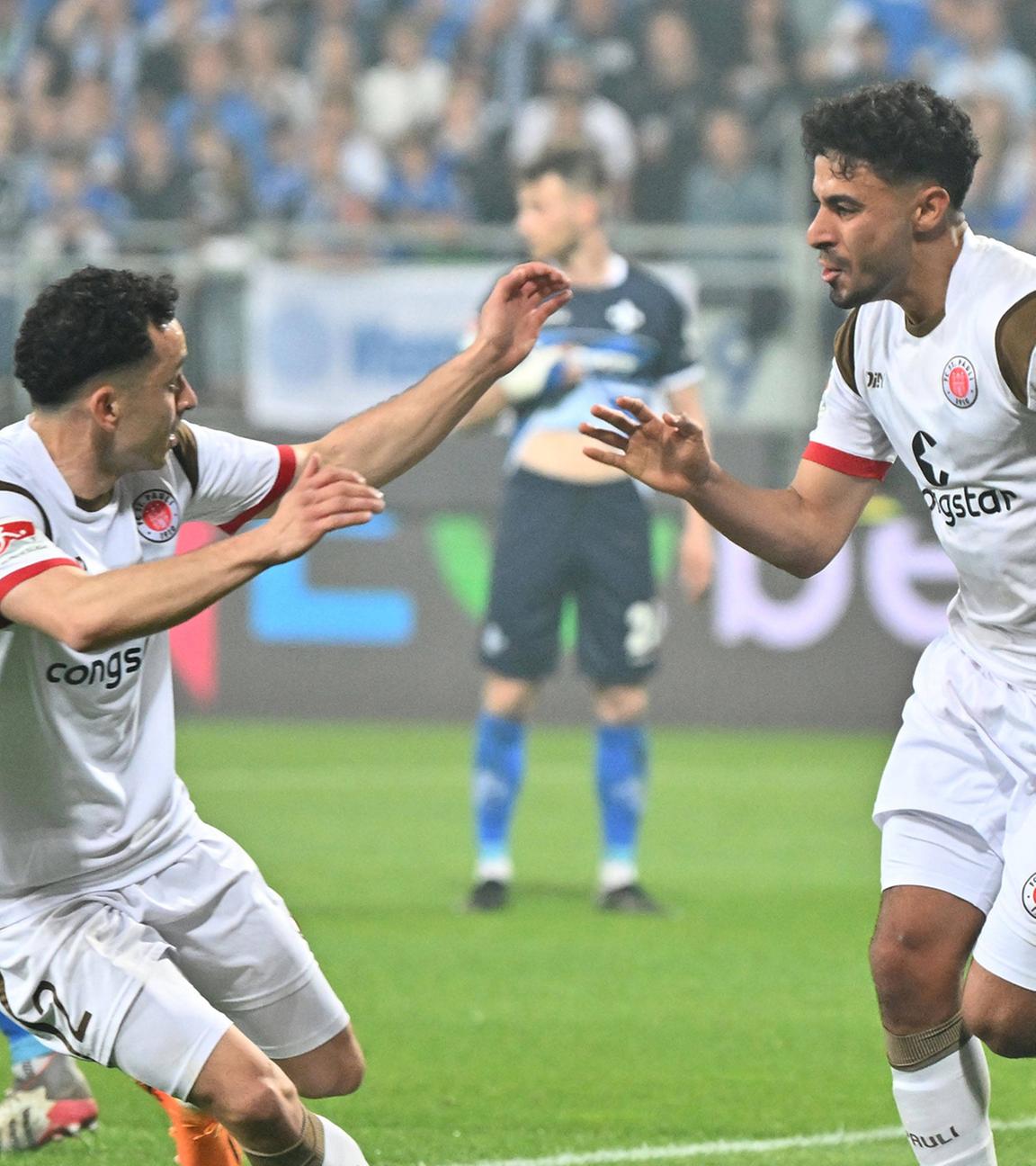  Manolis Saliakas (FC St. Pauli) und Torschütze Elias Saad (FC St. Pauli) jubeln.