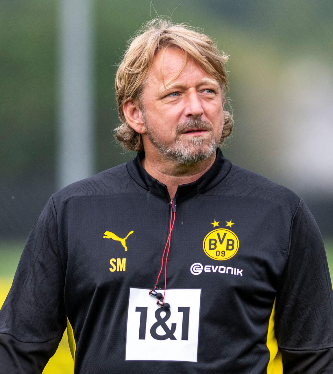 Kaderplaner Sven Mislintat geht über den Platz.