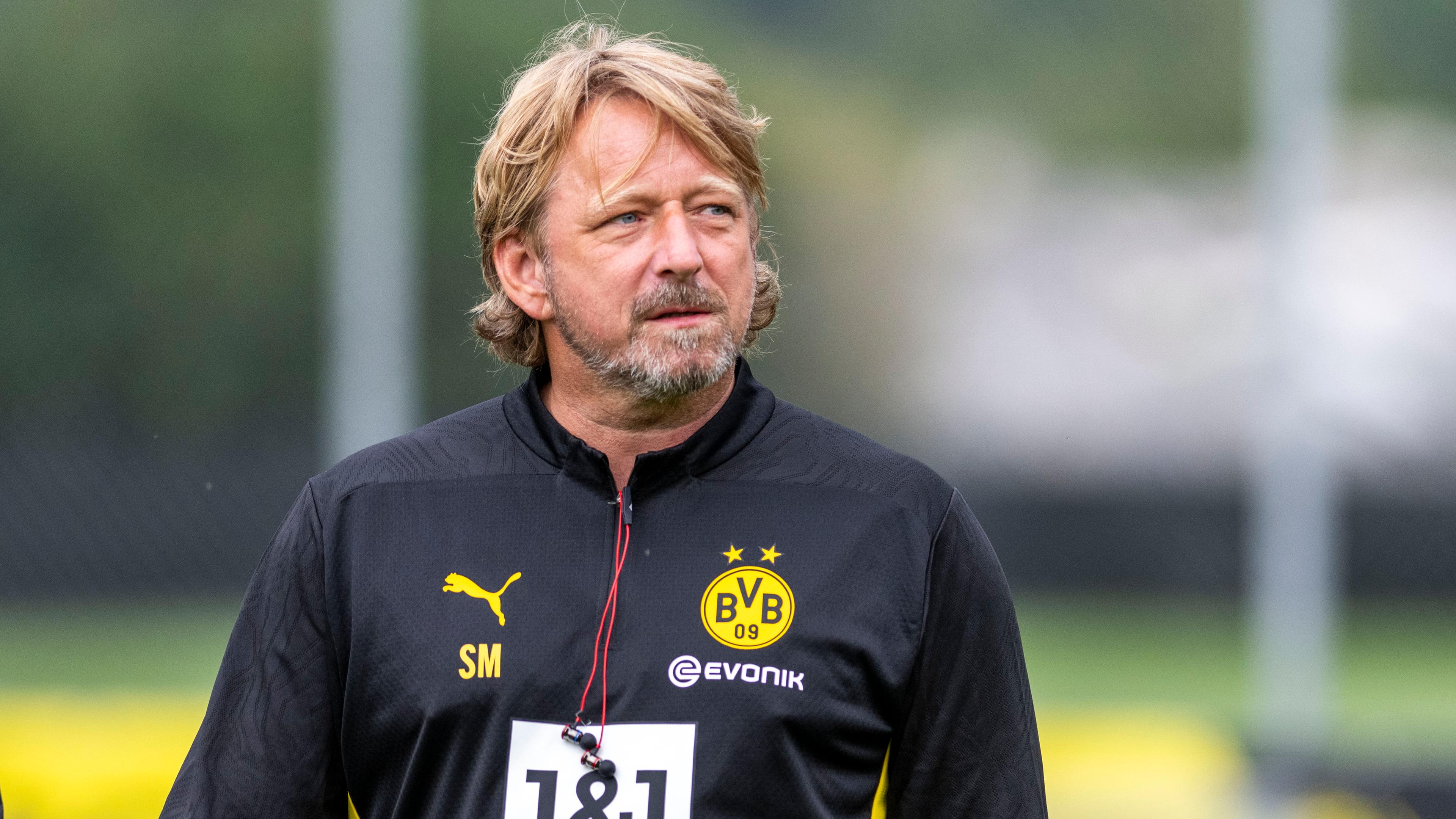 Kaderplaner Sven Mislintat geht über den Platz.