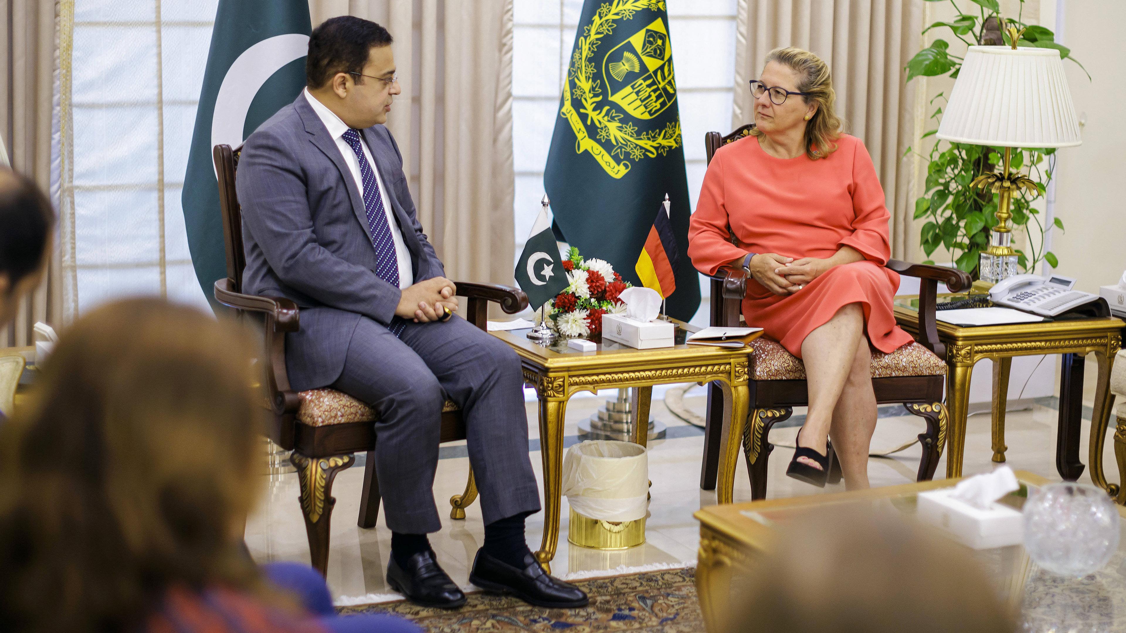 Svenja Schulze (SPD) trifft den Minister für wirtschaftliche Angelegenheiten, Ahad Khan Cheema in Islamabad, aufgenommen am 21.08.2024 