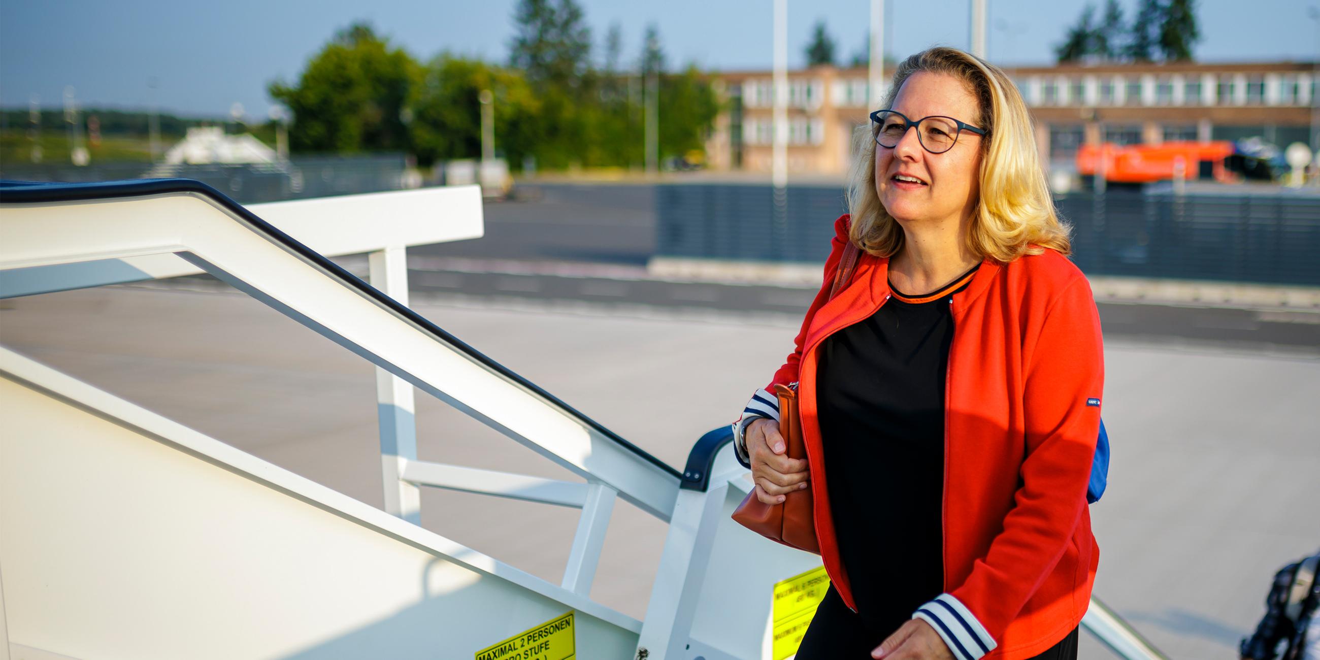 Svenja Schulze (SPD), Bundesministerin fuer wirtschaftliche Zusammenarbeit und Entwicklung, reist nach Pakistan. Hier beim Einstieg in ein Flugzeug der Flugbereitschaft BMVg auf dem Flughafen BER. Berlin, 20.08.2024.