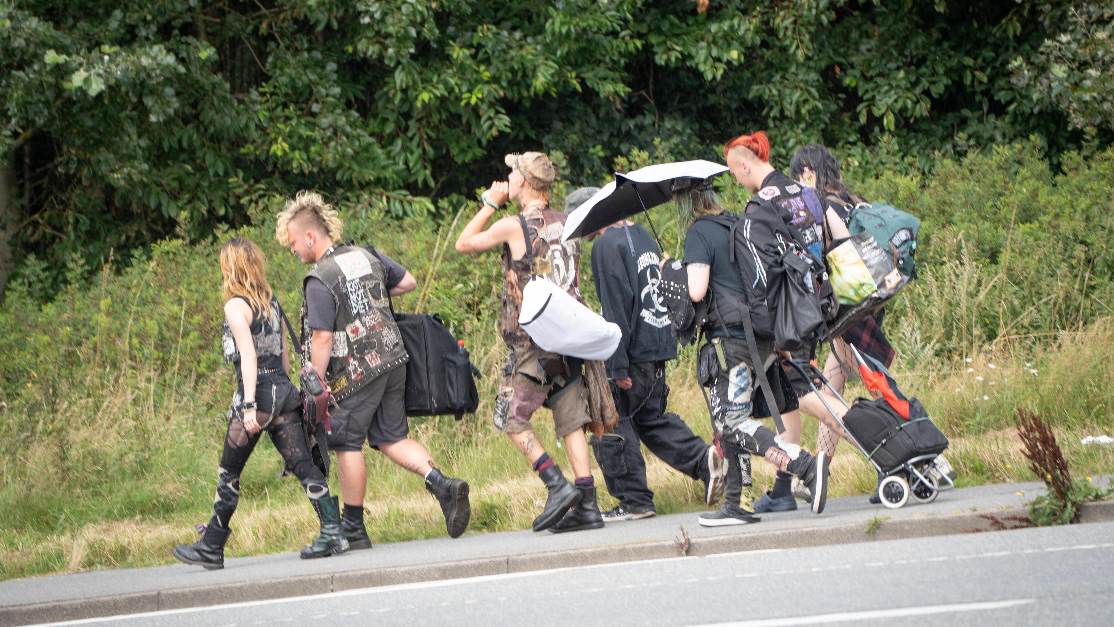 Eine Gruppe Punks auf dem Weg von Tinnum in Richtung Westerland.