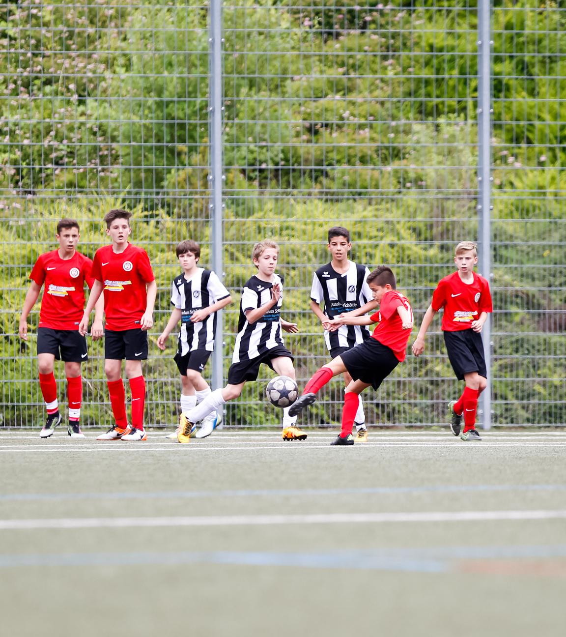 Junge Fußballspieler im Spiel