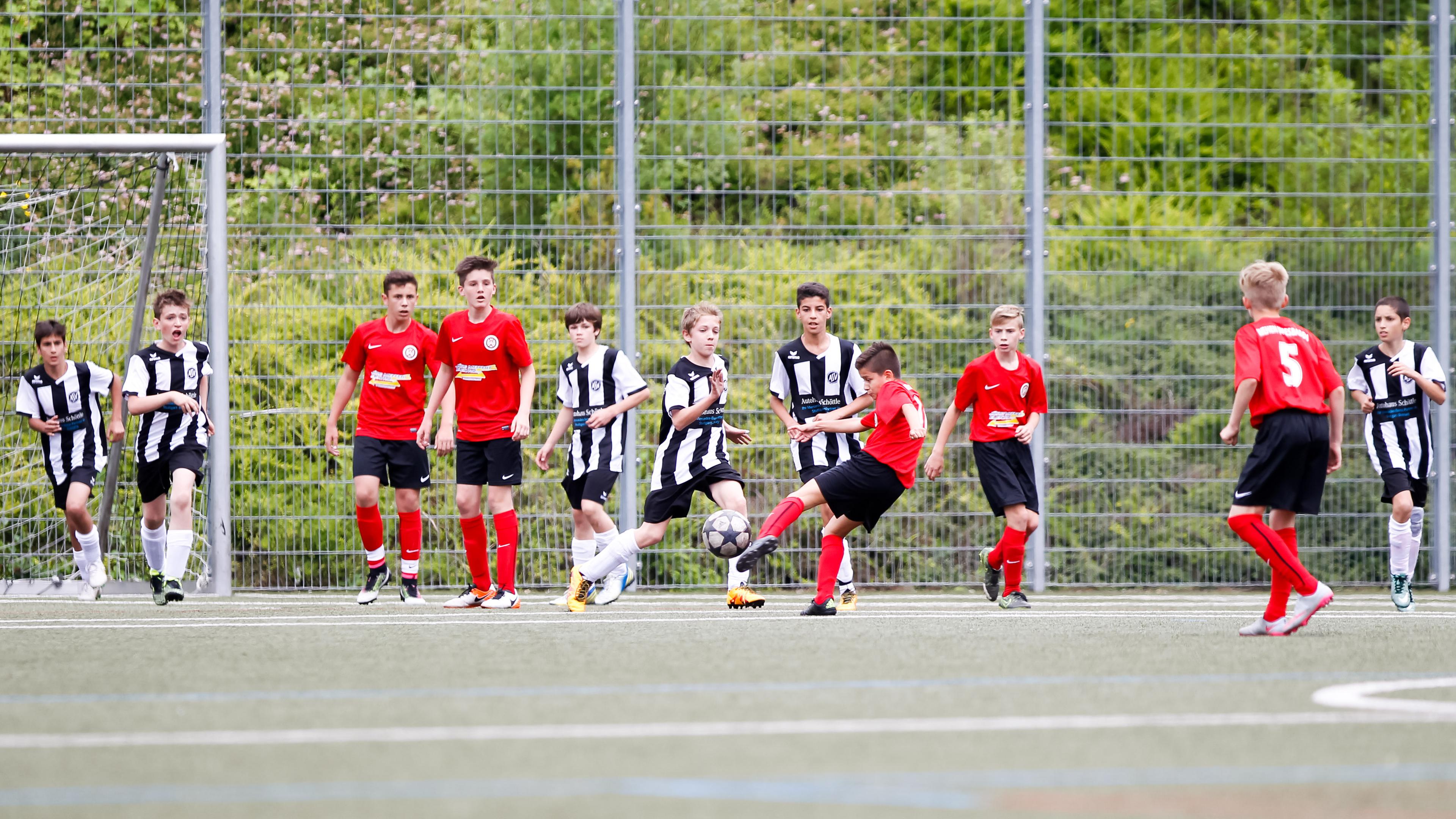 Junge Fußballspieler im Spiel