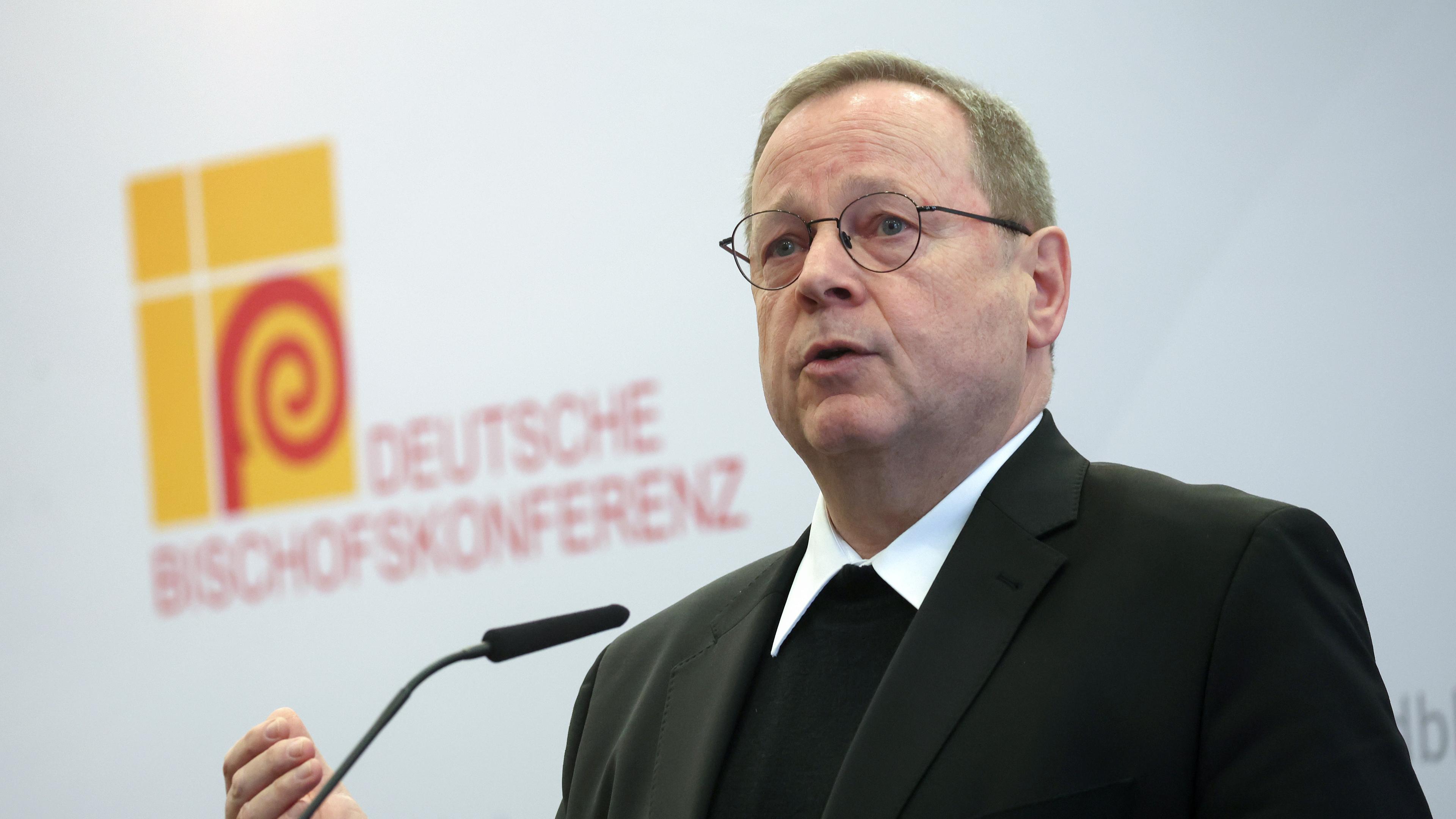 Bischof Georg Bätzing, Vorsitzender der Deutschen Bischofskonferenz, spricht bei einer Pressekonferenz