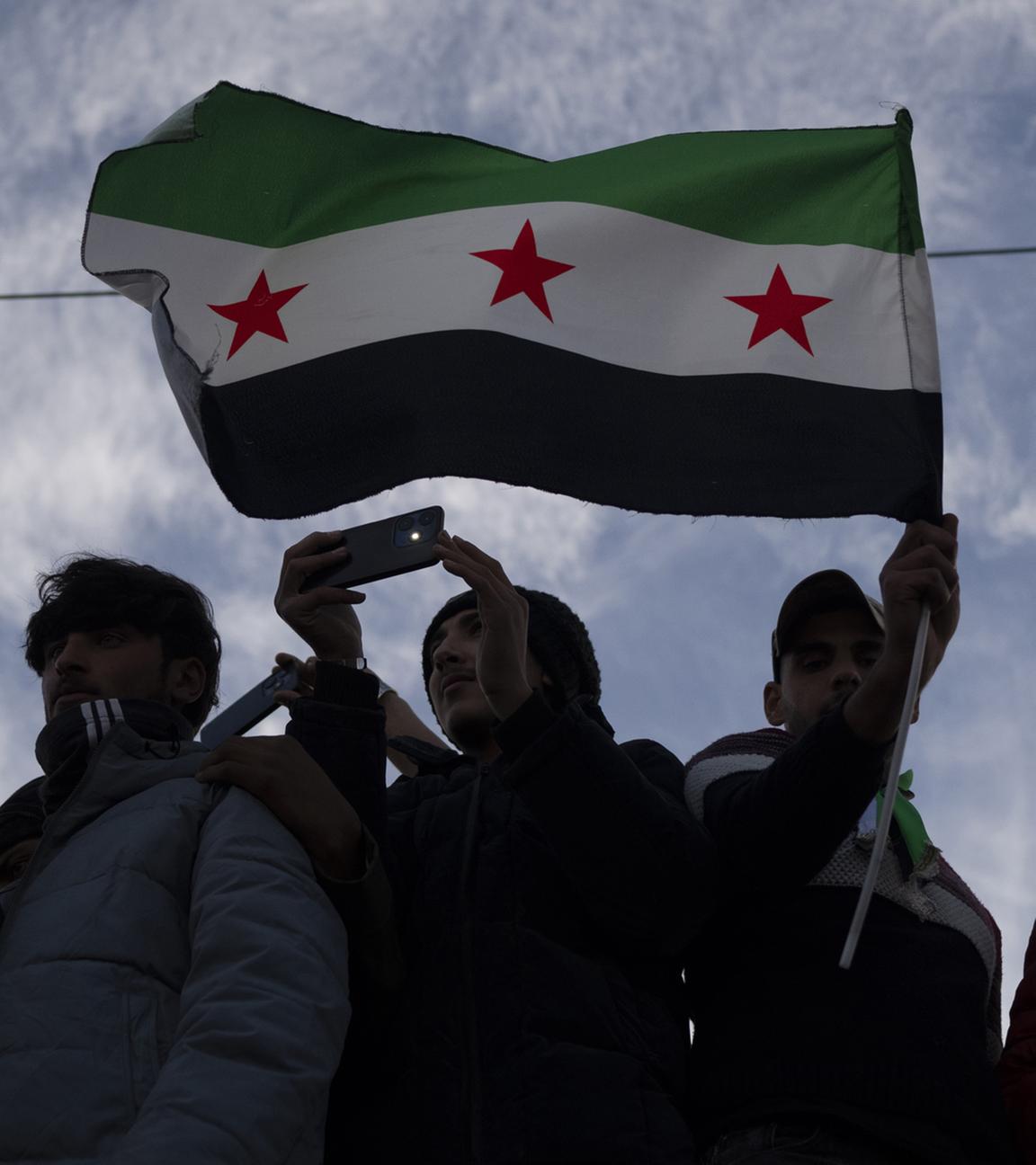 Syrer versammeln sich Tage nach dem Sturz der Regierung von Bashar Assad auf dem Umayyad-Platz.