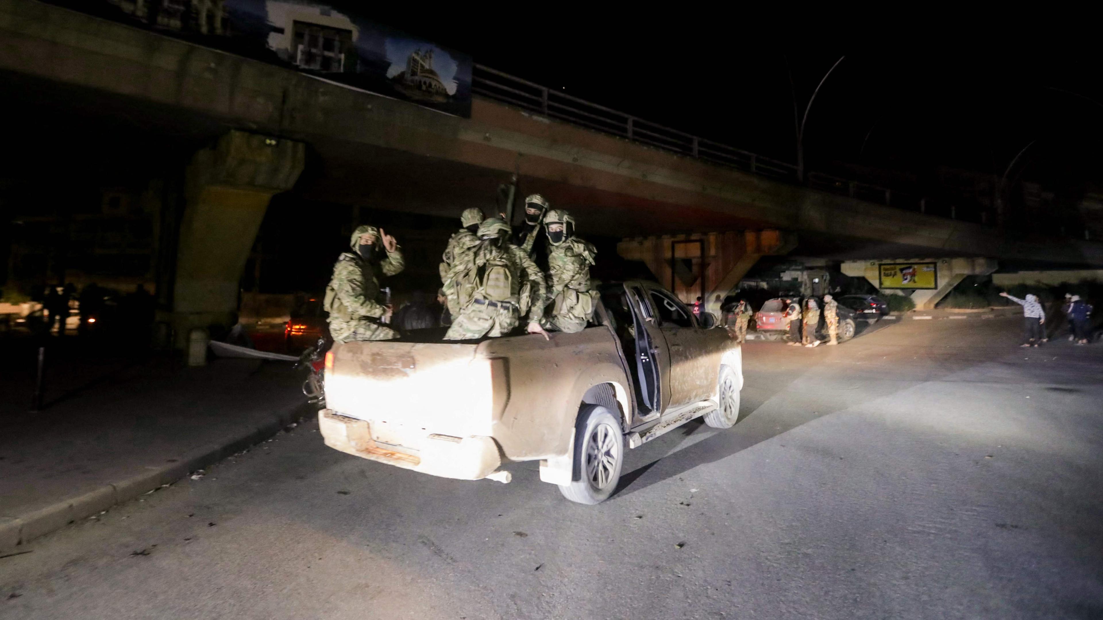  Dschihadistische Kämpfer sind in den Straßen von Aleppo im Norden Syriens zu sehen.