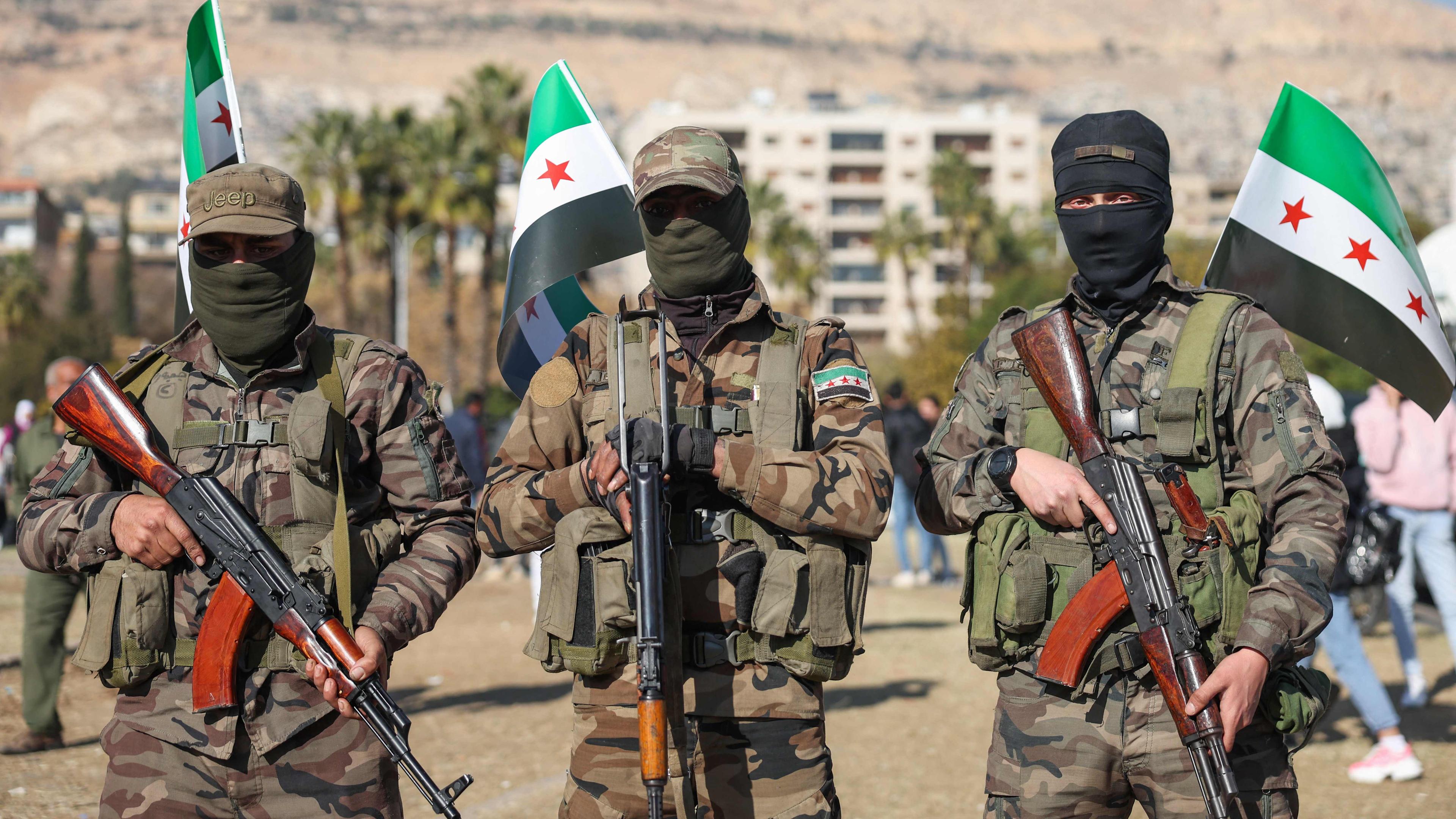 Syrische Rebellen bewachen den Kampus der Damaskus Universität in der Hauptstadt des Landes.