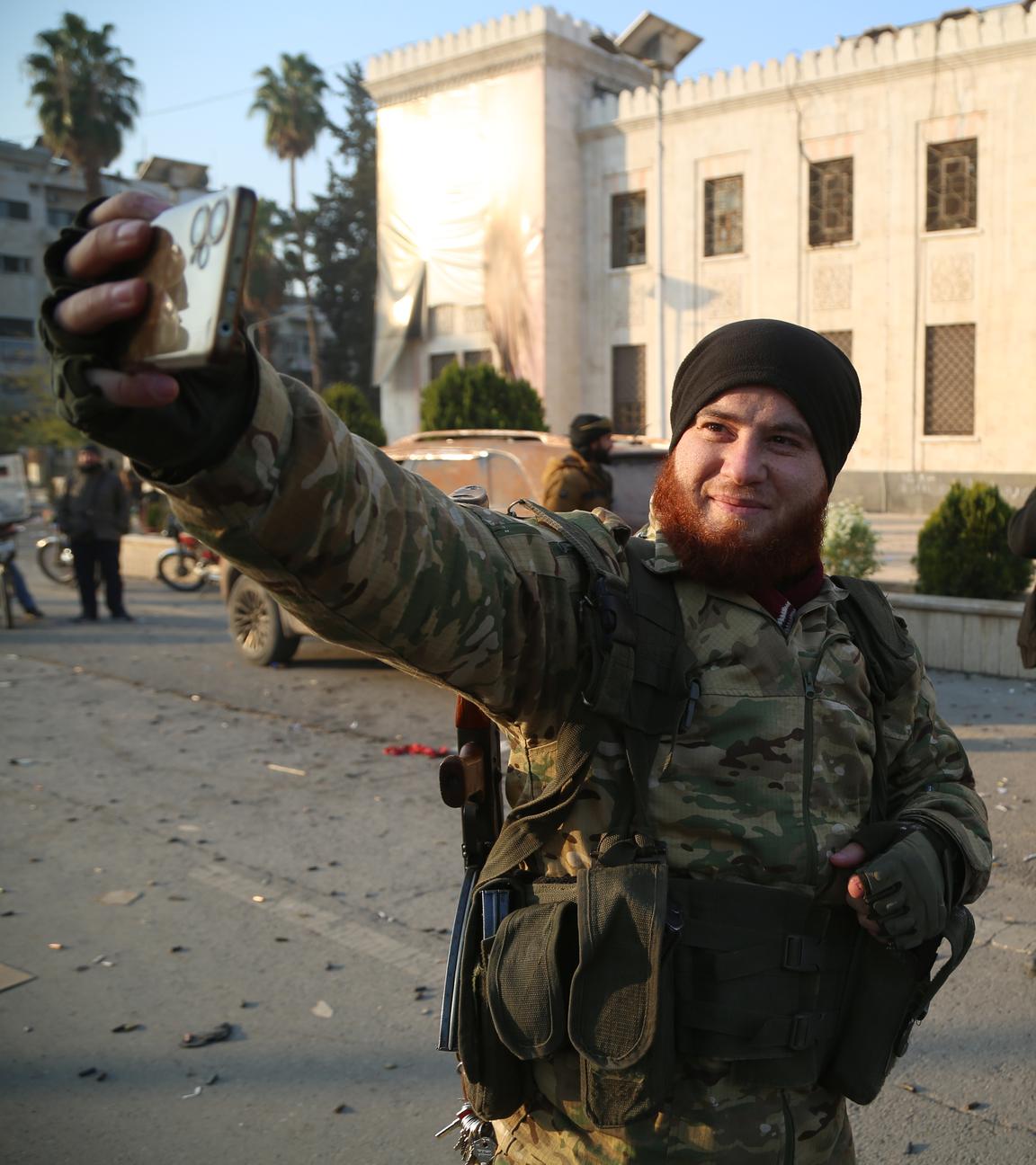 Kämpfer der syrischen Rebellen posieren für ein Selfie in der Stadt Hama.