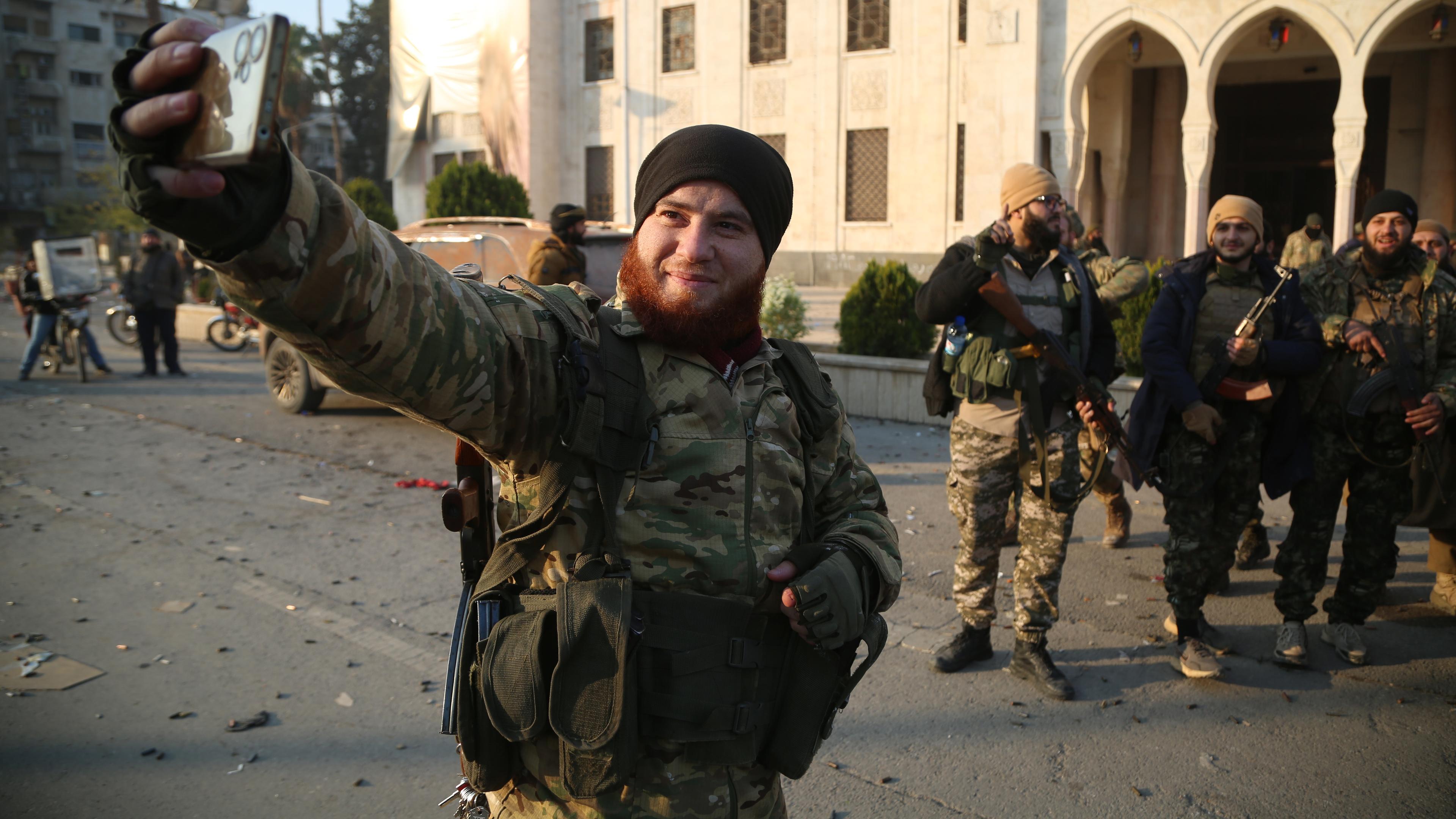 Kämpfer der syrischen Rebellen posieren für ein Selfie in der Stadt Hama.