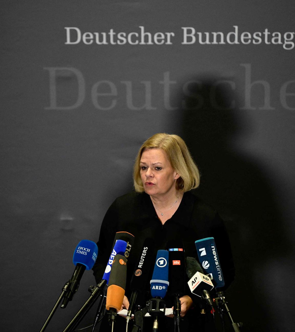 Nancy Faeser spricht auf einer Pressekonferenz.