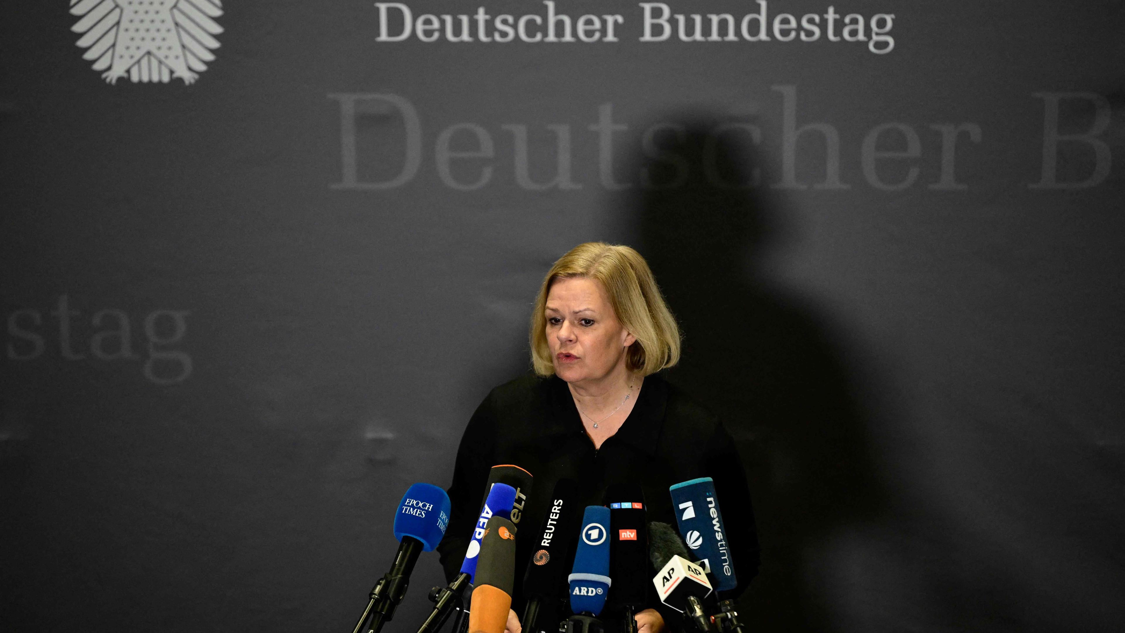 Nancy Faeser spricht auf einer Pressekonferenz.