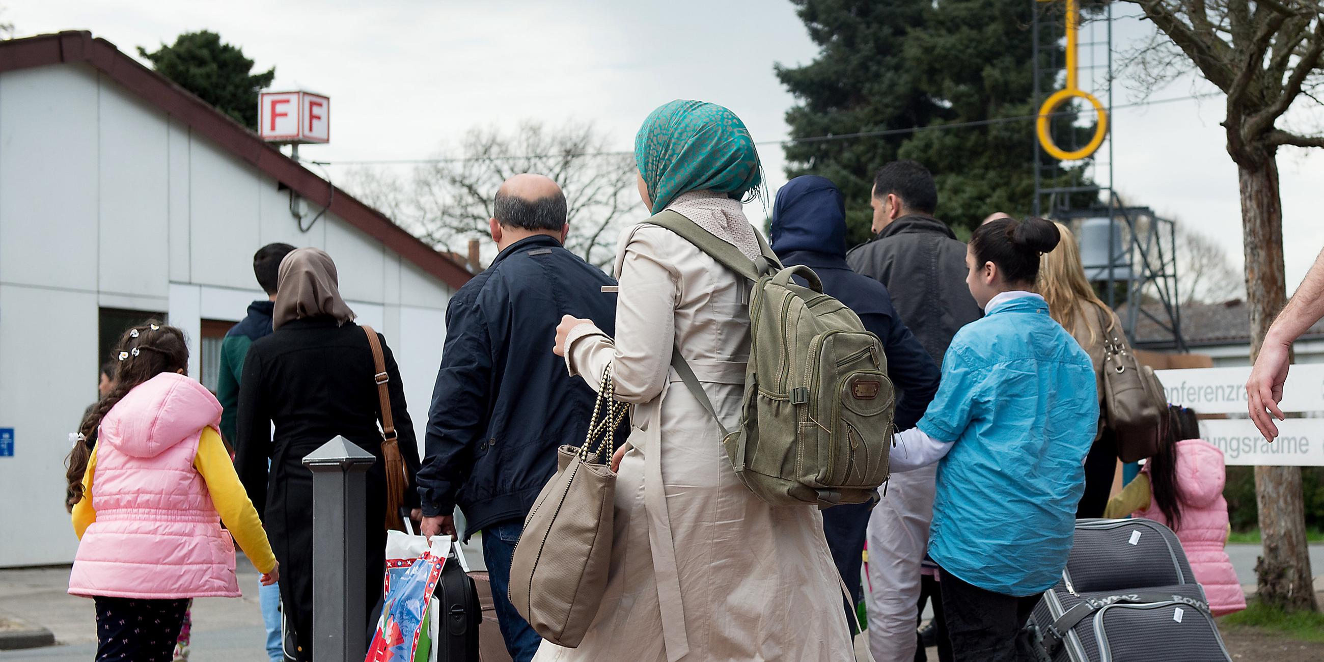 Niedersachsen, Göttingen: syrische Flüchtlinge kommen in das Grenzdurchgangslager Friedland, Archivbild