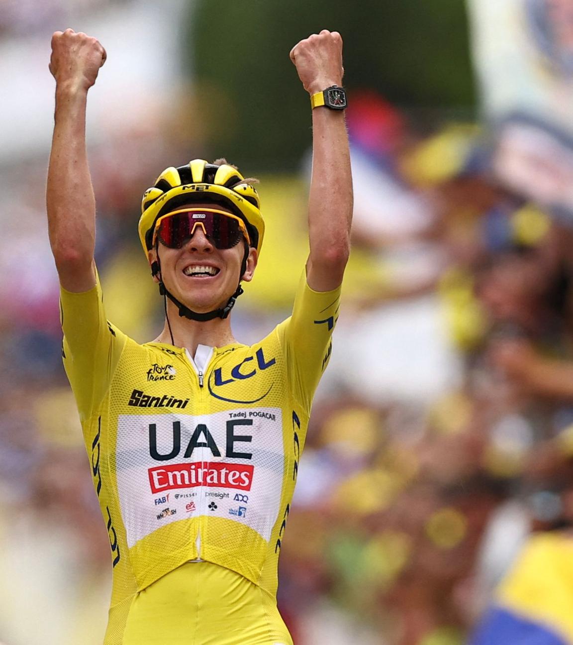 Tadej Pogacar vom UAE Team Emirates jubelt, als er die 19. Etappe der 111. Ausgabe der Tour de France, in den französischen Alpen am 19.07.2024 gewinnt.