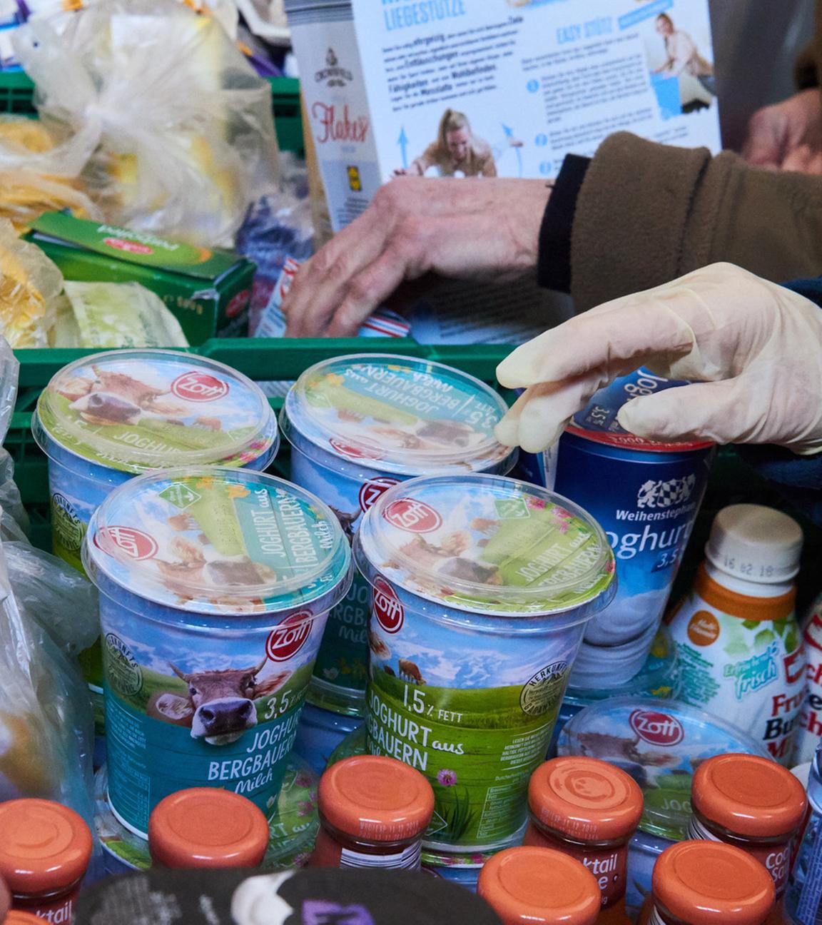 Lebensmittel werden bei der Essensausgabe der "Tafel" gereicht 