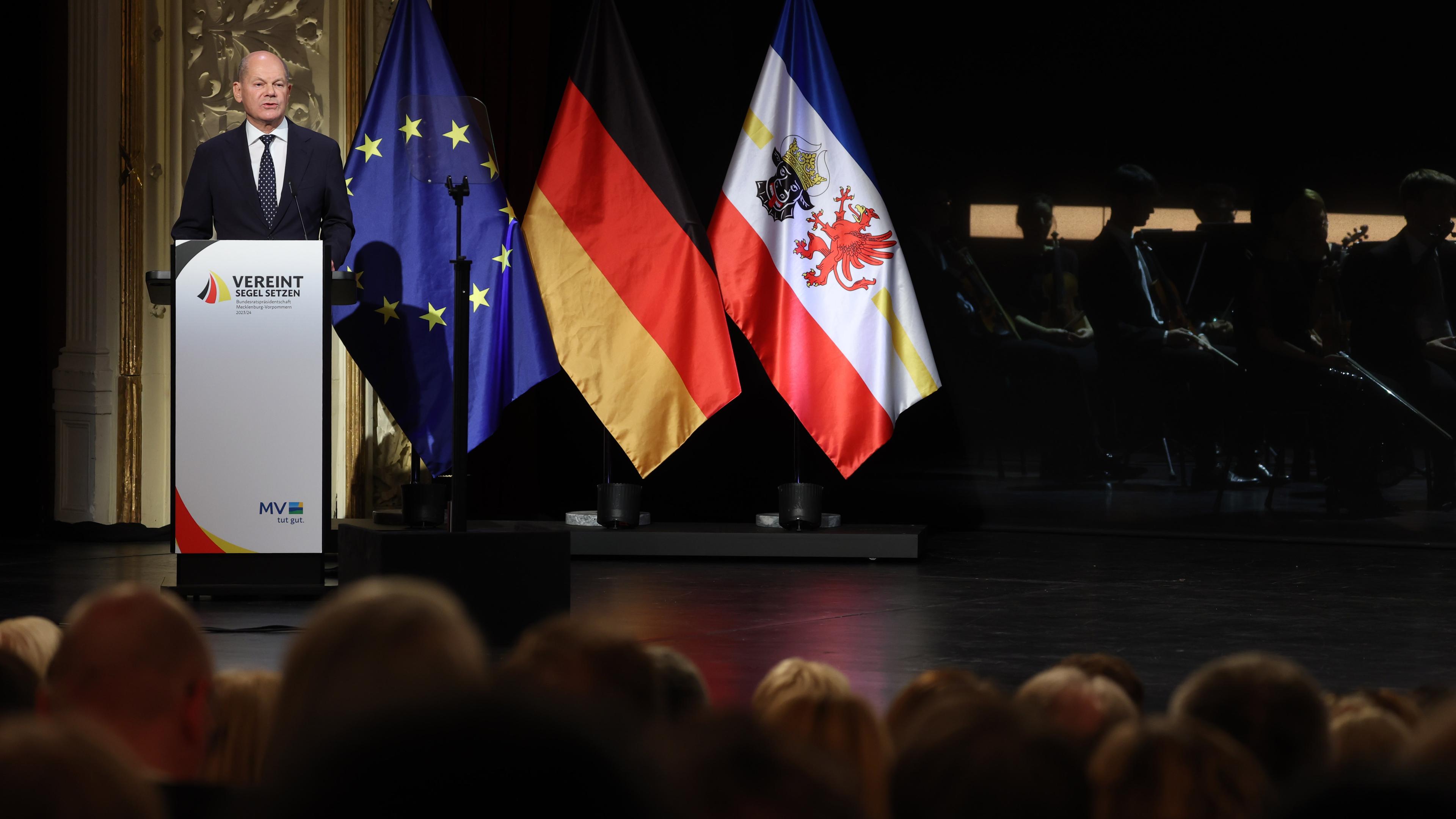 Olaf Scholz spricht auf dem Festakt im Mecklenburgischen Staatstheater.