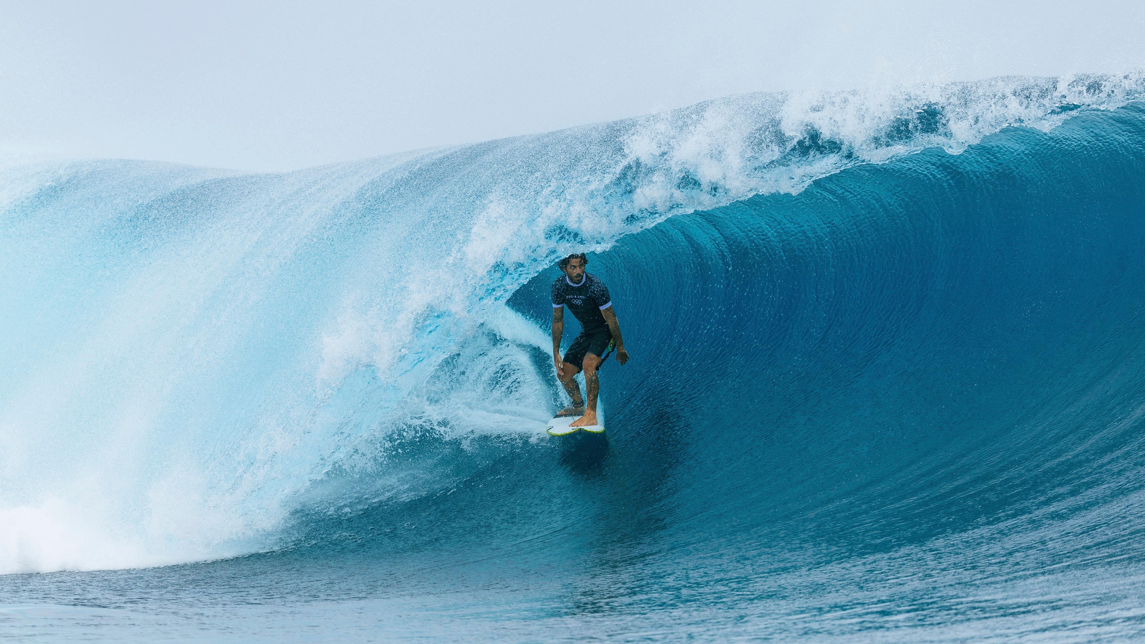 22.07.2024, Französisch-Polynesien, Teahupo'o, vor den Olympischen Sommerspielen 2024: Der brasilianische Surfer Felipe Toledo beim Training