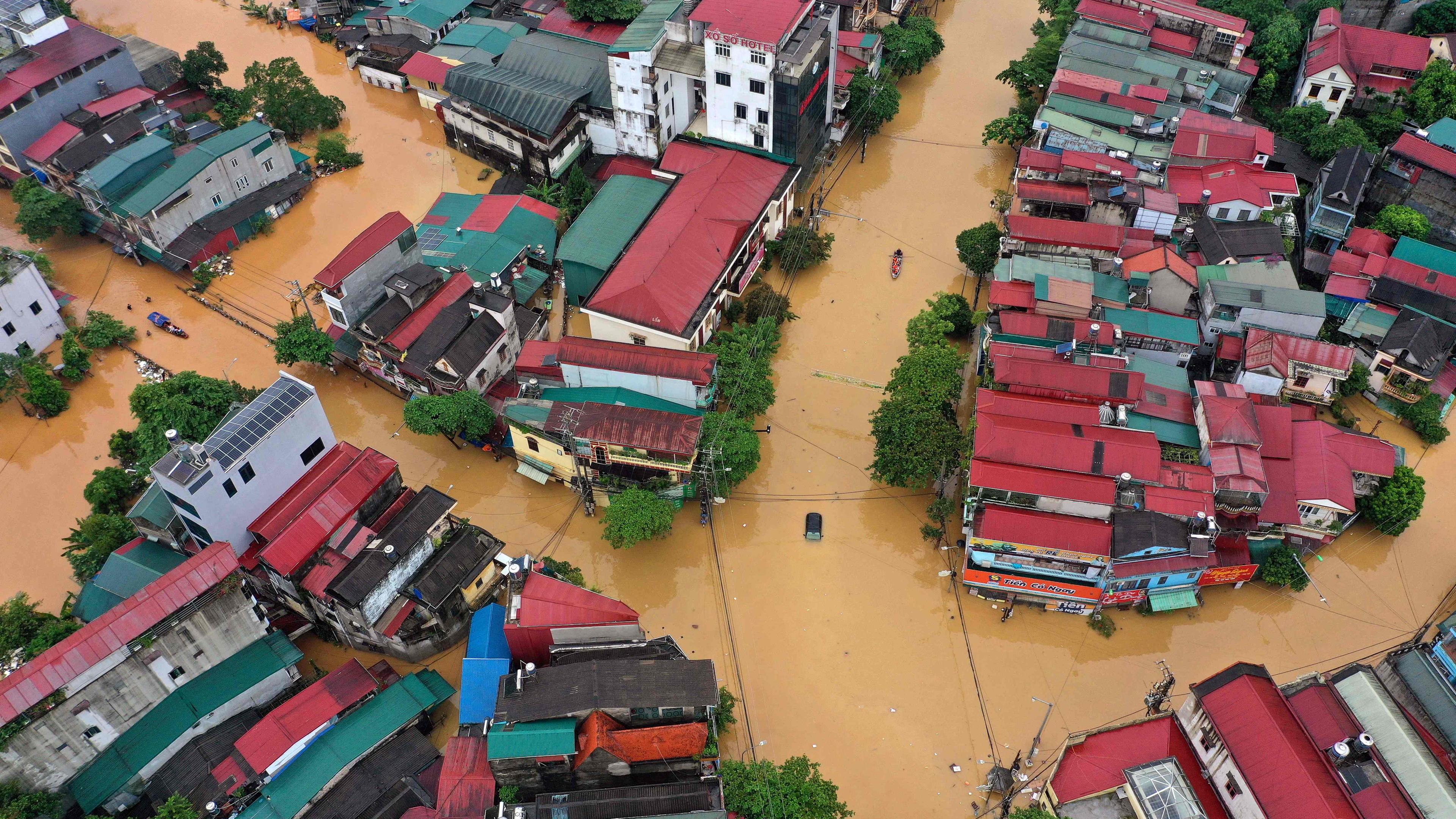 Überflutete Straßen in Yen Bai, nachdem der Taifun Yagi Nordvietnam getroffen hatte.