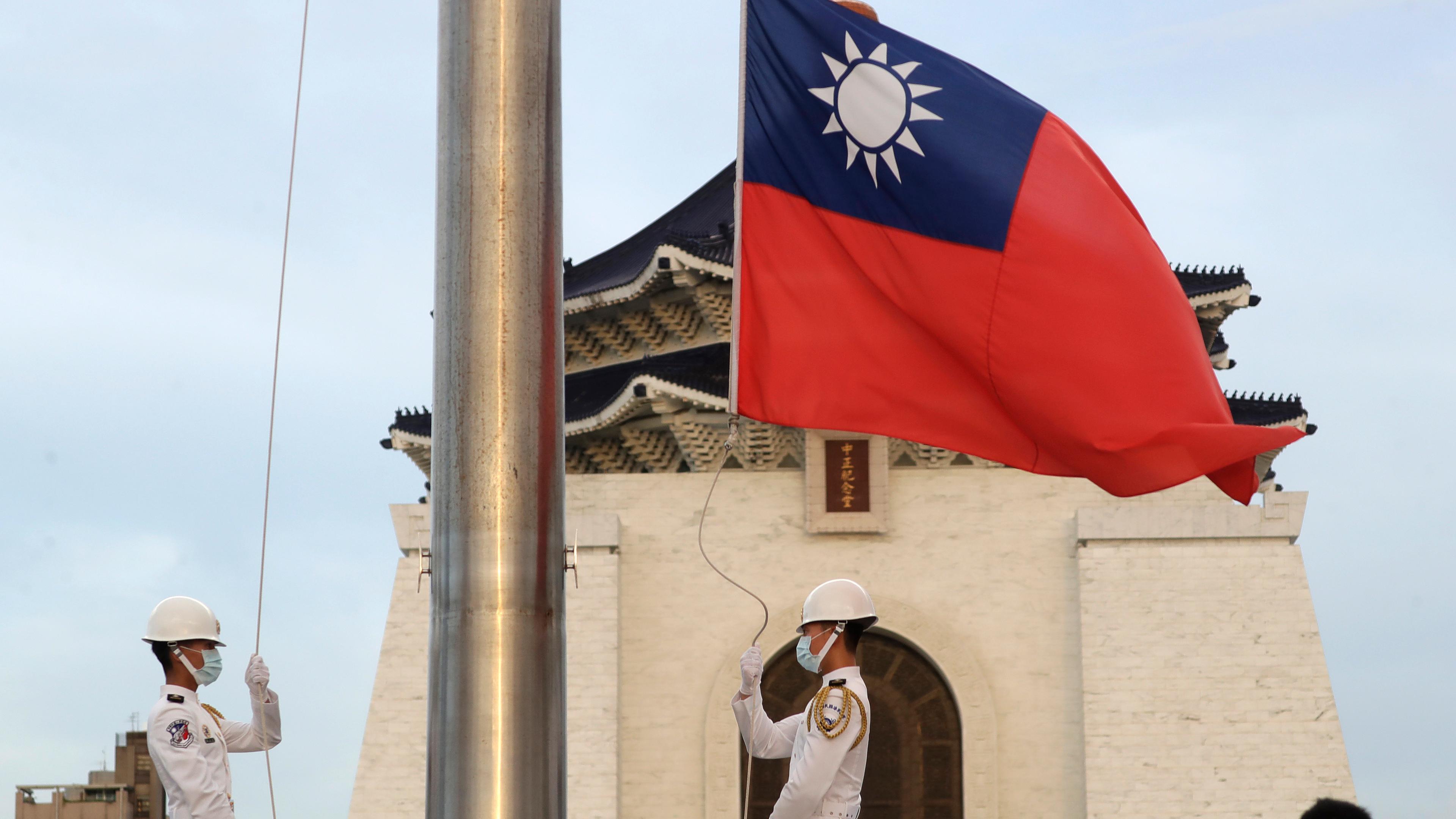 Taiwan, Taipei: Zwei Soldaten hissen die taiwanesicshe Flagge