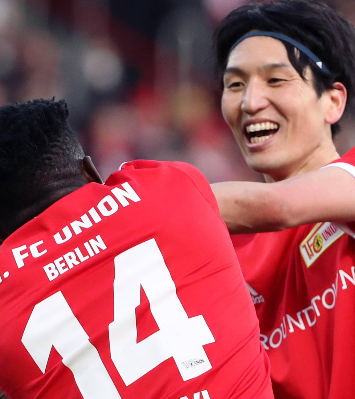 26.02.2022, Fussball, Saison 2021/2022, 1. Bundesliga, 1.FC Union Berlin FCU vs. 1.FSV Mainz 05 Taiwo Awoniyi 3:0, Genki Haraguchi jubelnd