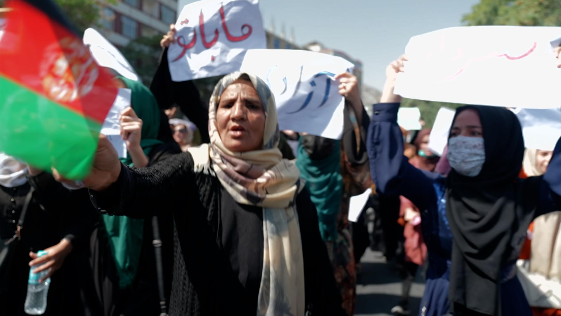Frauen demonstrieren in Afghanisatn für ihr Recht auf Bildung