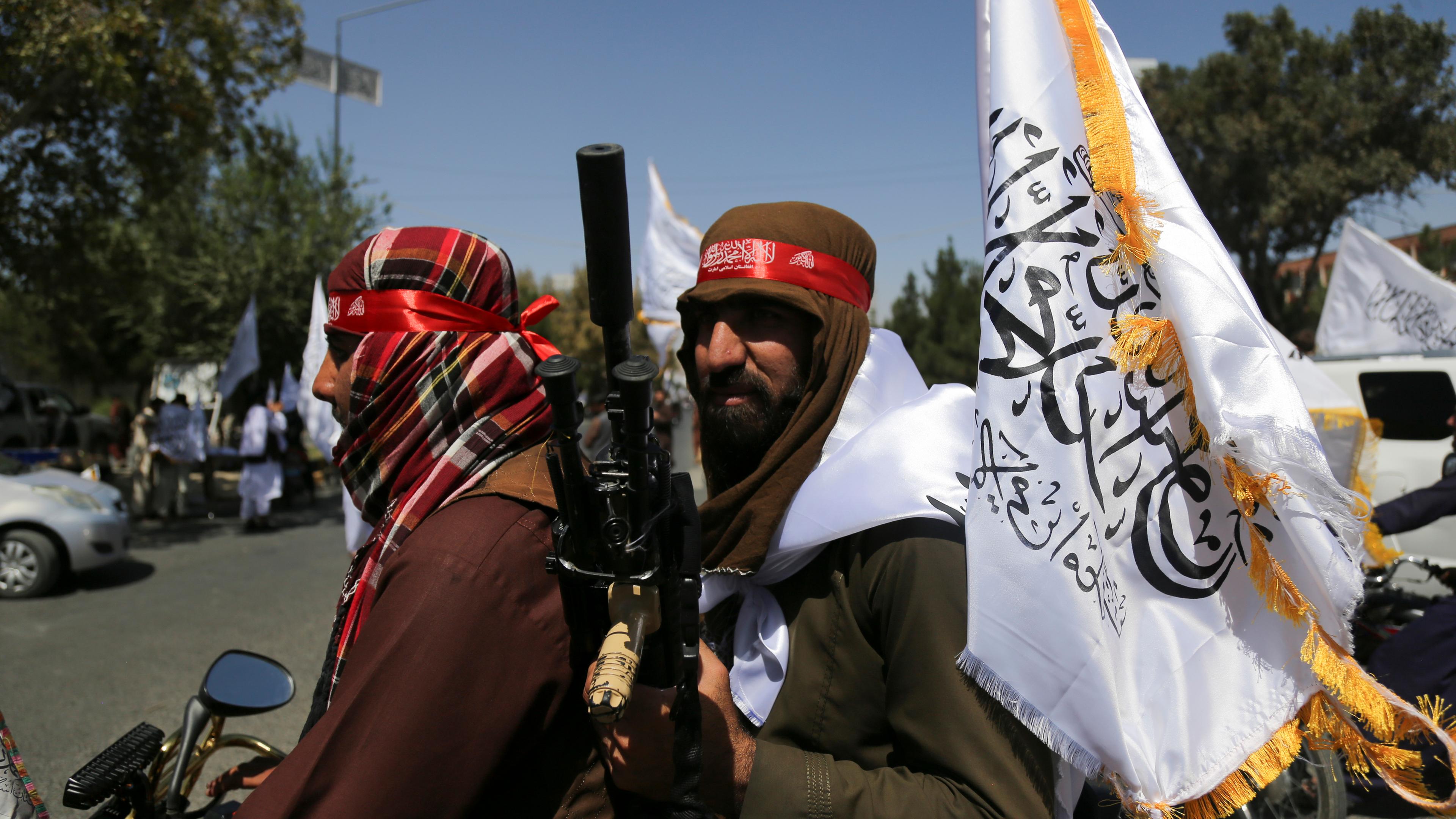 Archiv: Taliban schwenken Fahnen während des zweiten Jahrestags ihrer Machtübernahme.