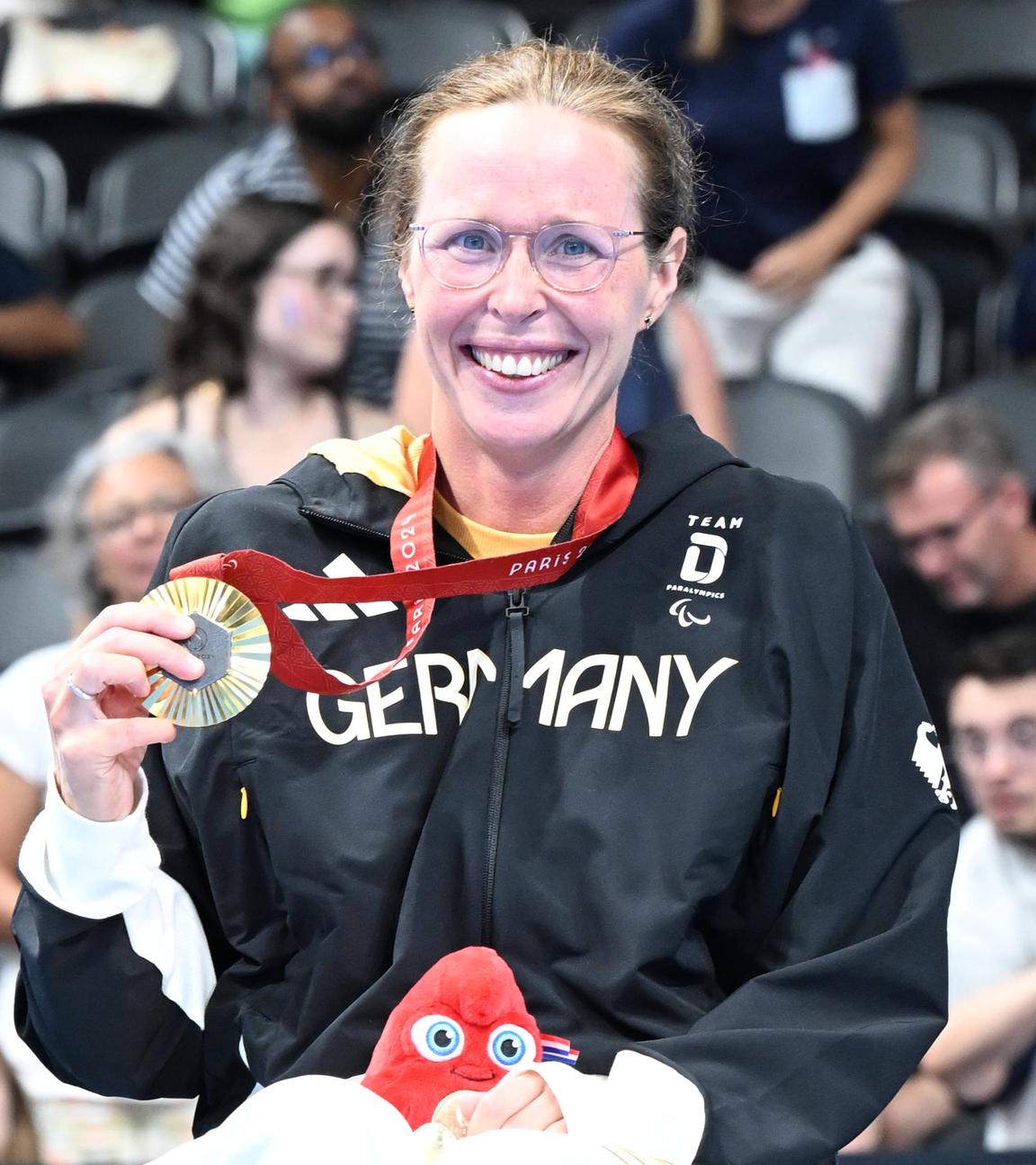 Deutschlands Tanja Scholz mit ihrer Goldmedaille.