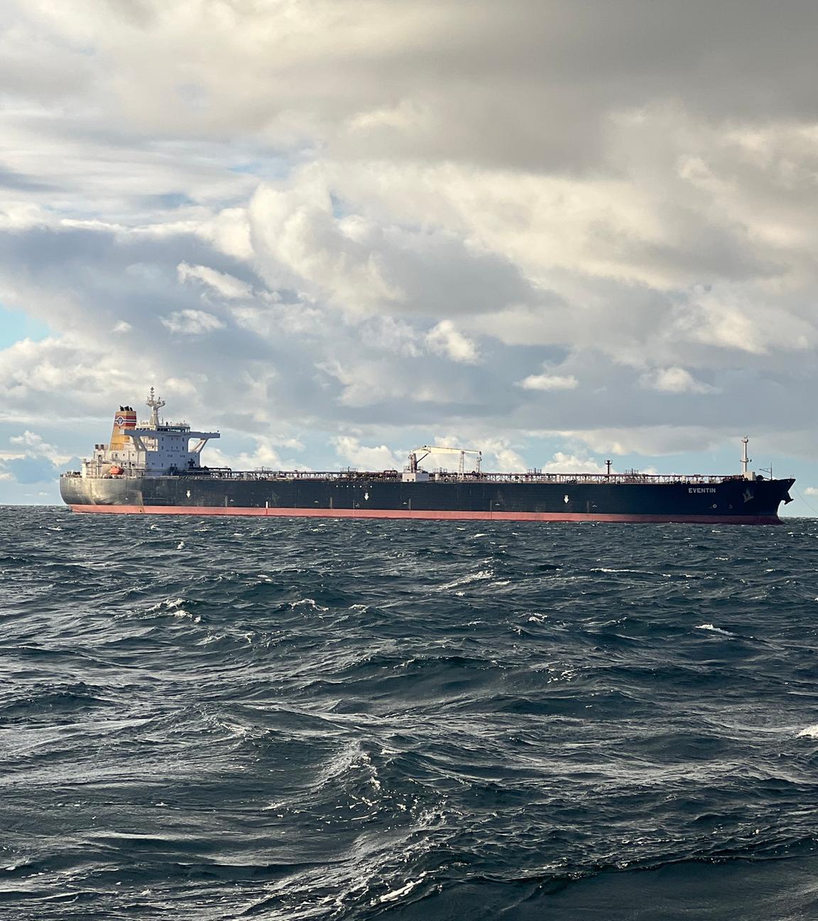 Ein großer Öltanker fährt über die Ostsee nahe Rügen