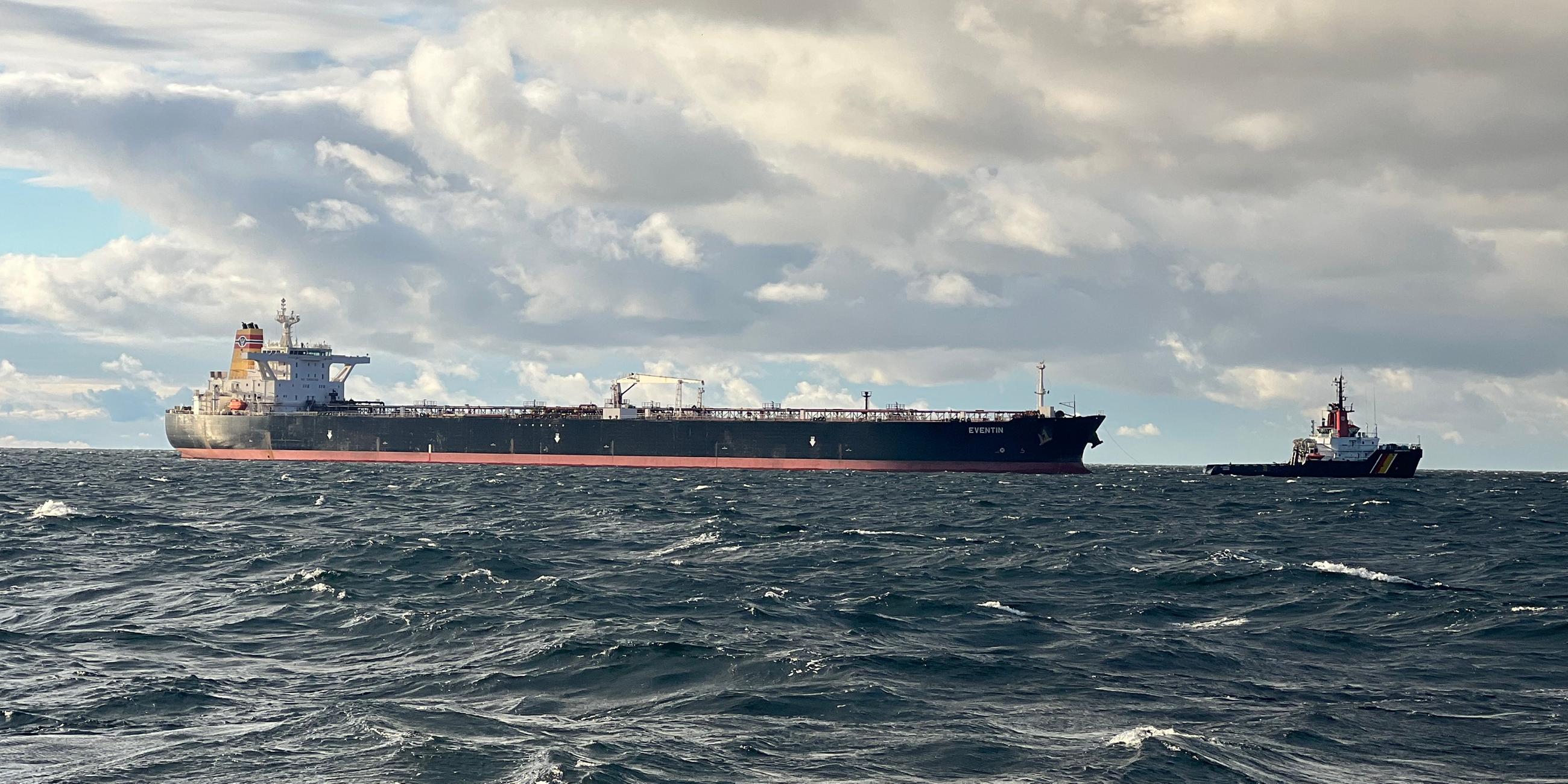 Ein großer Öltanker fährt über die Ostsee nahe Rügen